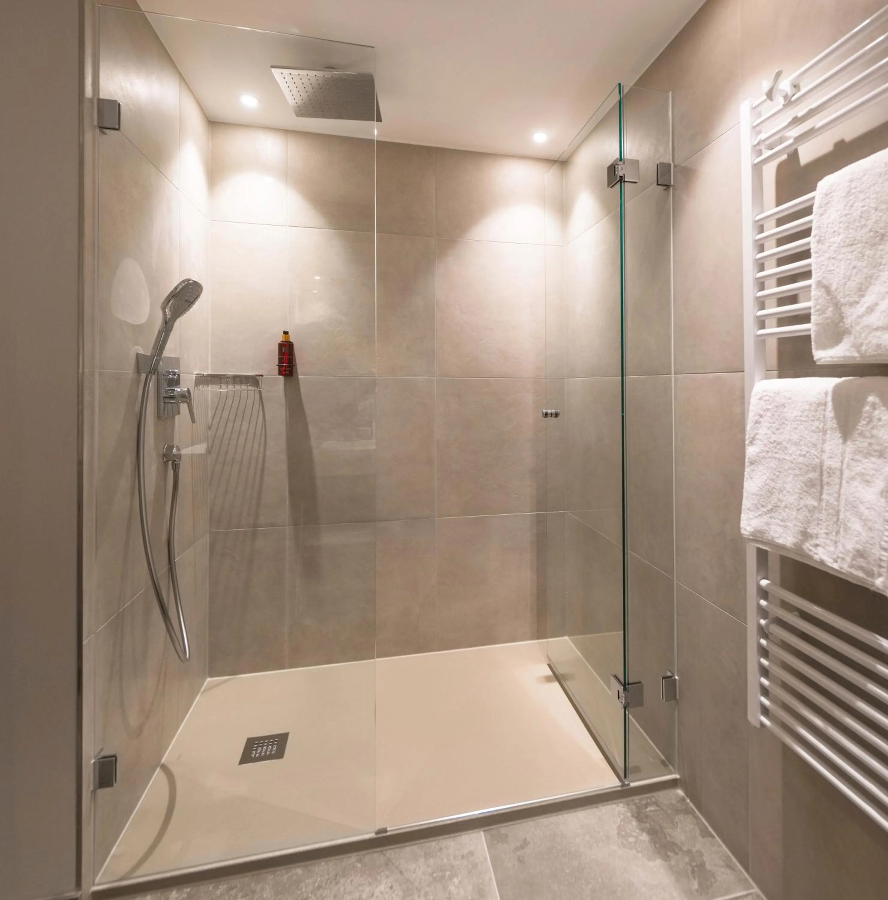 Shower in VIER Studios & Restaurant