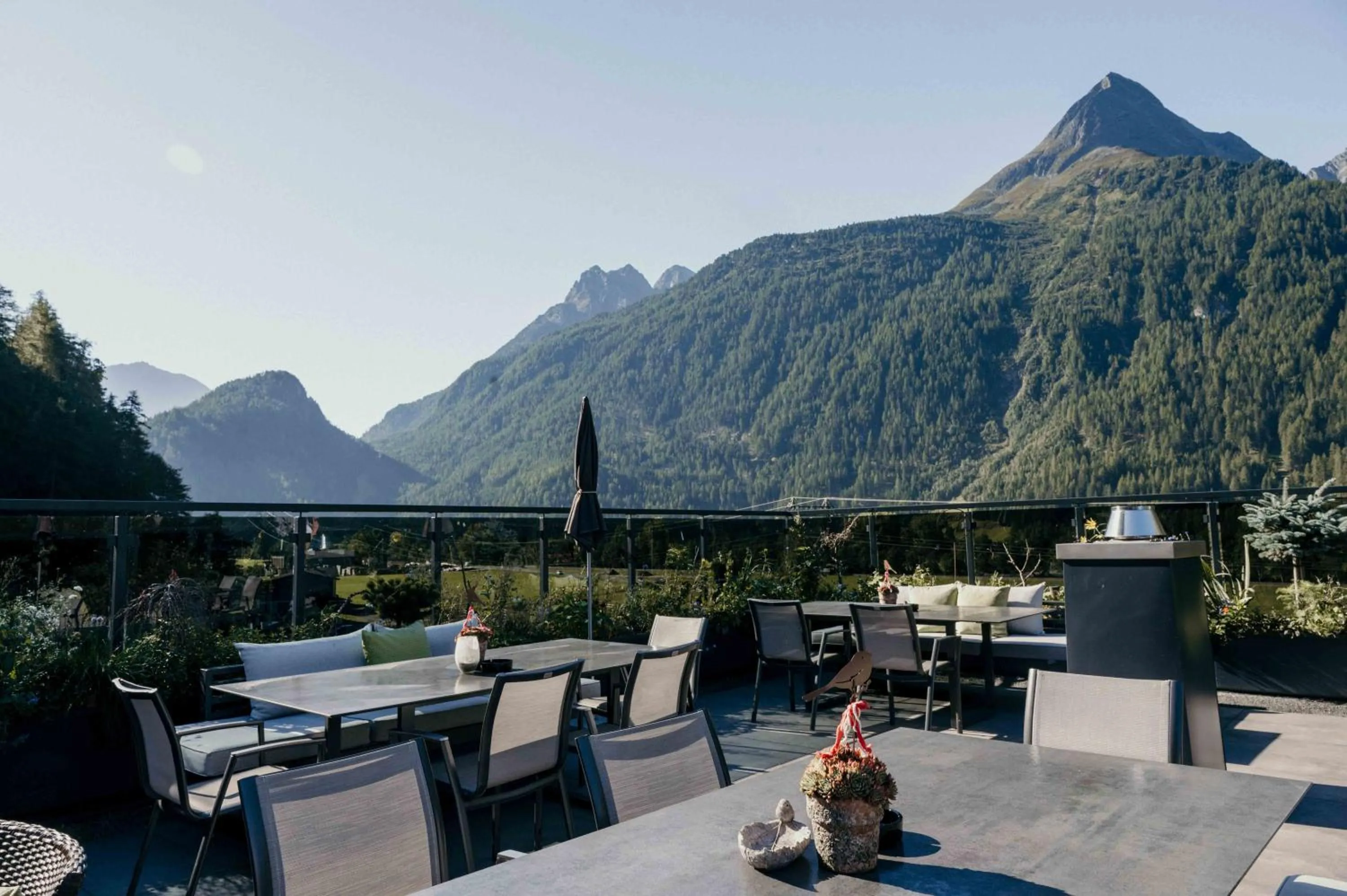 Mountain view in VIER Studios & Restaurant