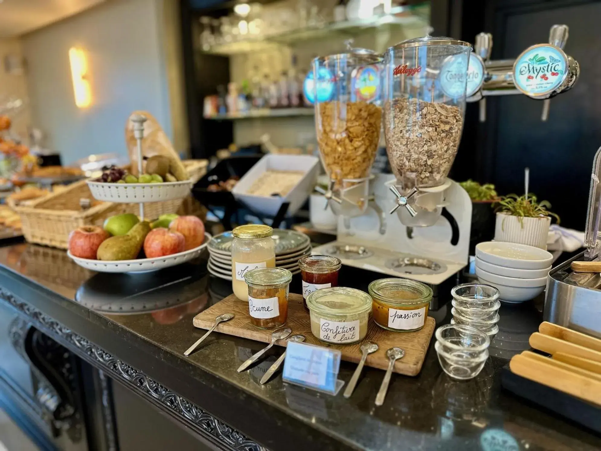 Breakfast in Logis Hôtel & Restaurant Le Vert Bocage Breakfast in Logis Hôtel & Restaurant Le Vert Bocage