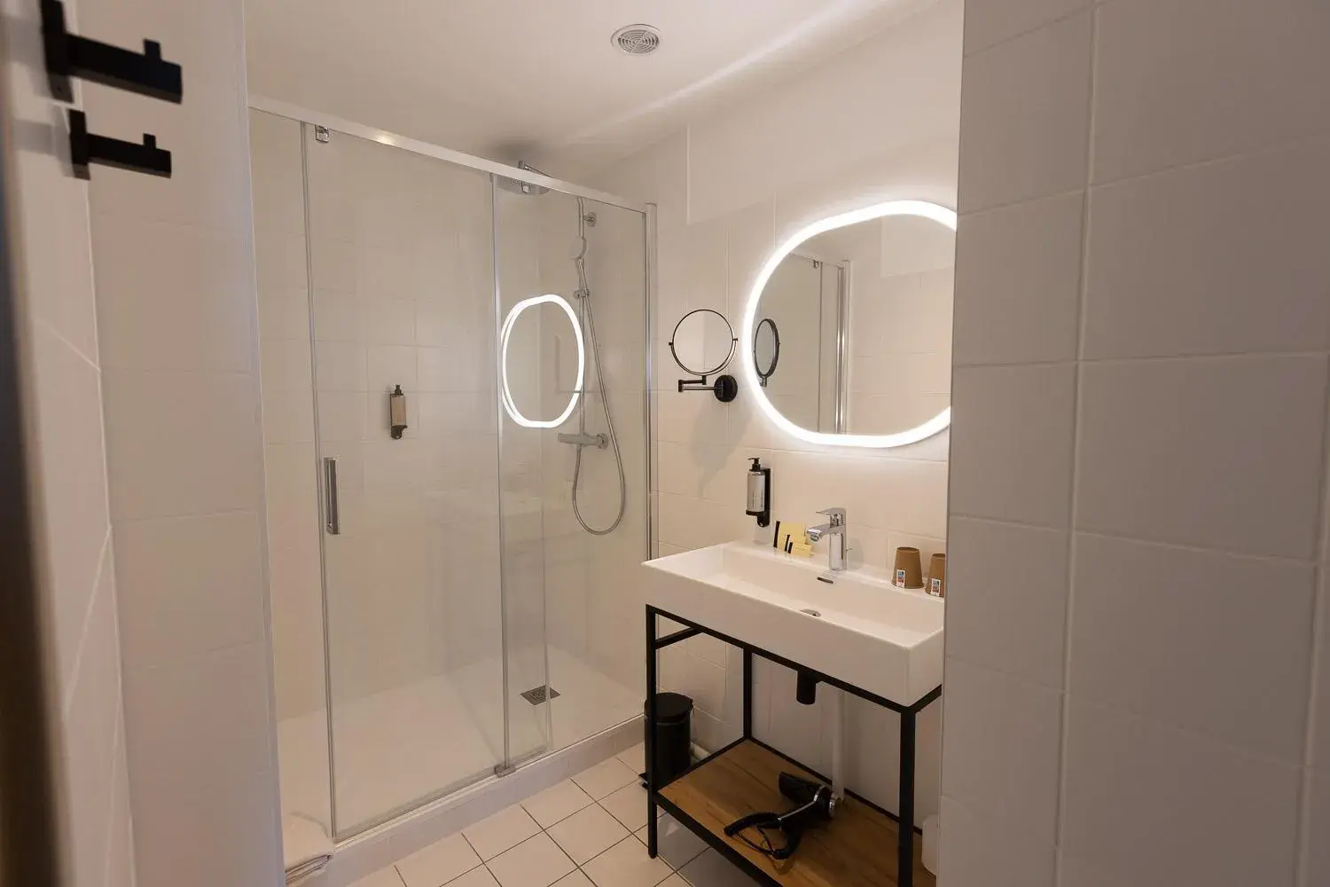 Shower in Logis Hôtel & Restaurant Le Vert Bocage Shower in Logis Hôtel & Restaurant Le Vert Bocage