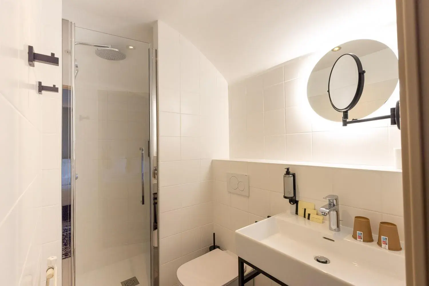 Shower in Logis Hôtel & Restaurant Le Vert Bocage Shower in Logis Hôtel & Restaurant Le Vert Bocage