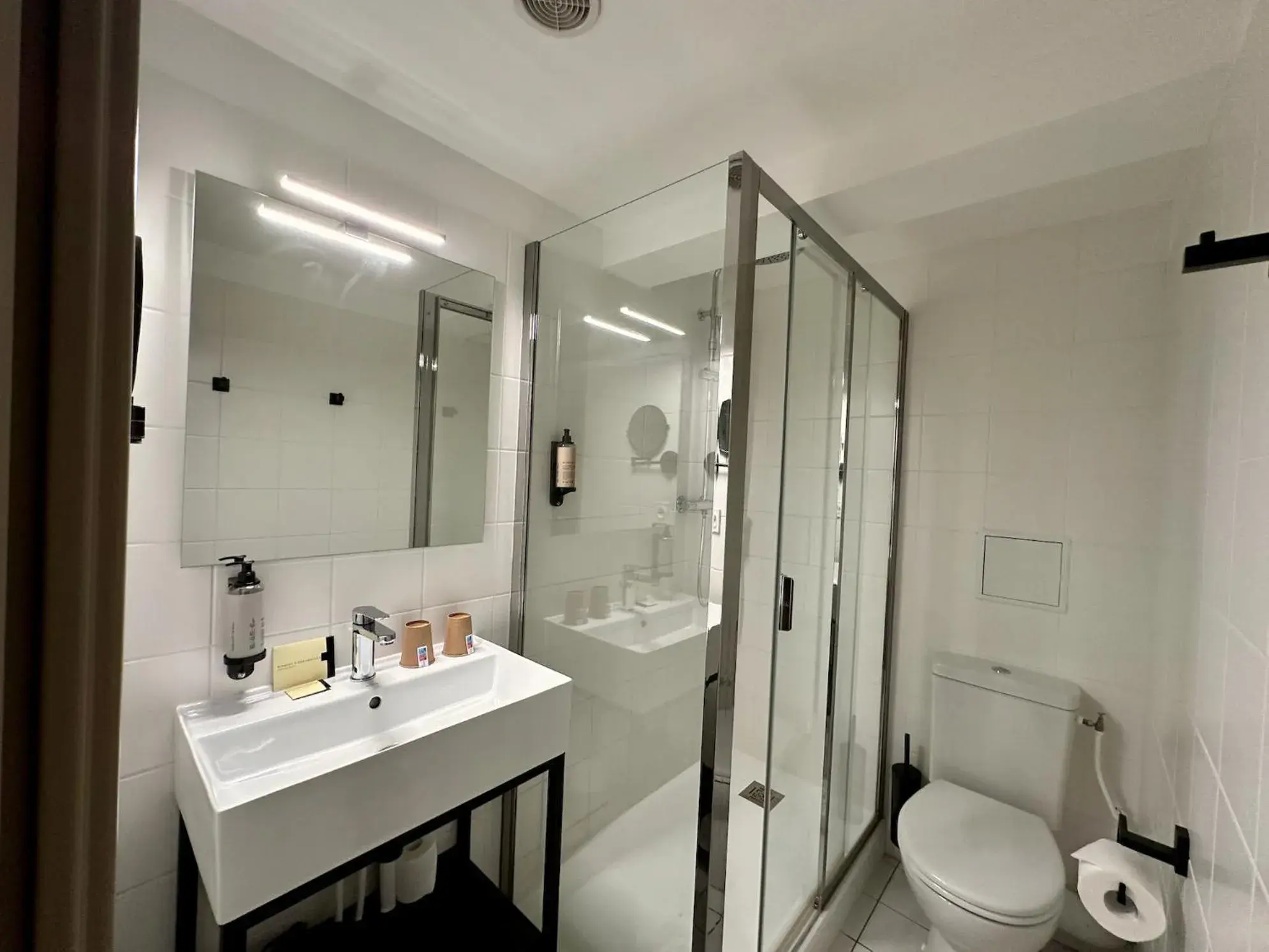 Bathroom in Logis Hôtel & Restaurant Le Vert Bocage Bathroom in Logis Hôtel & Restaurant Le Vert Bocage