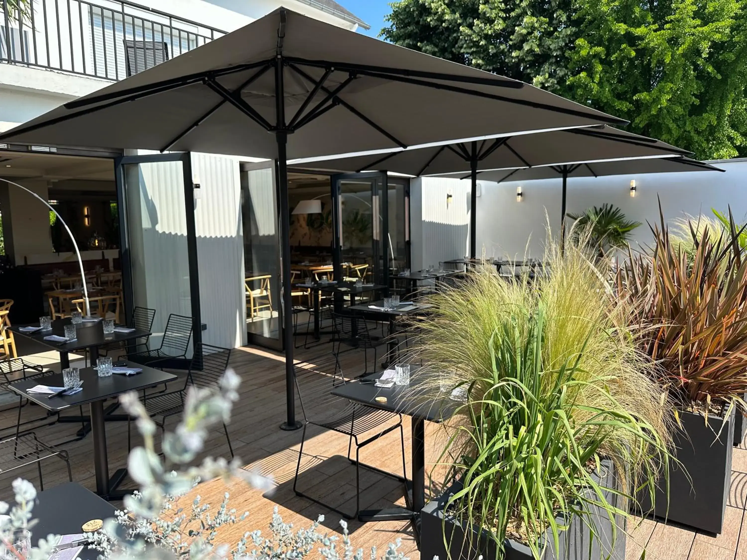Patio in Logis Hôtel & Restaurant Le Vert Bocage Patio in Logis Hôtel & Restaurant Le Vert Bocage