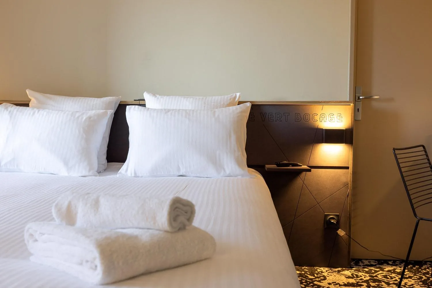 Bed in Logis Hôtel & Restaurant Le Vert Bocage