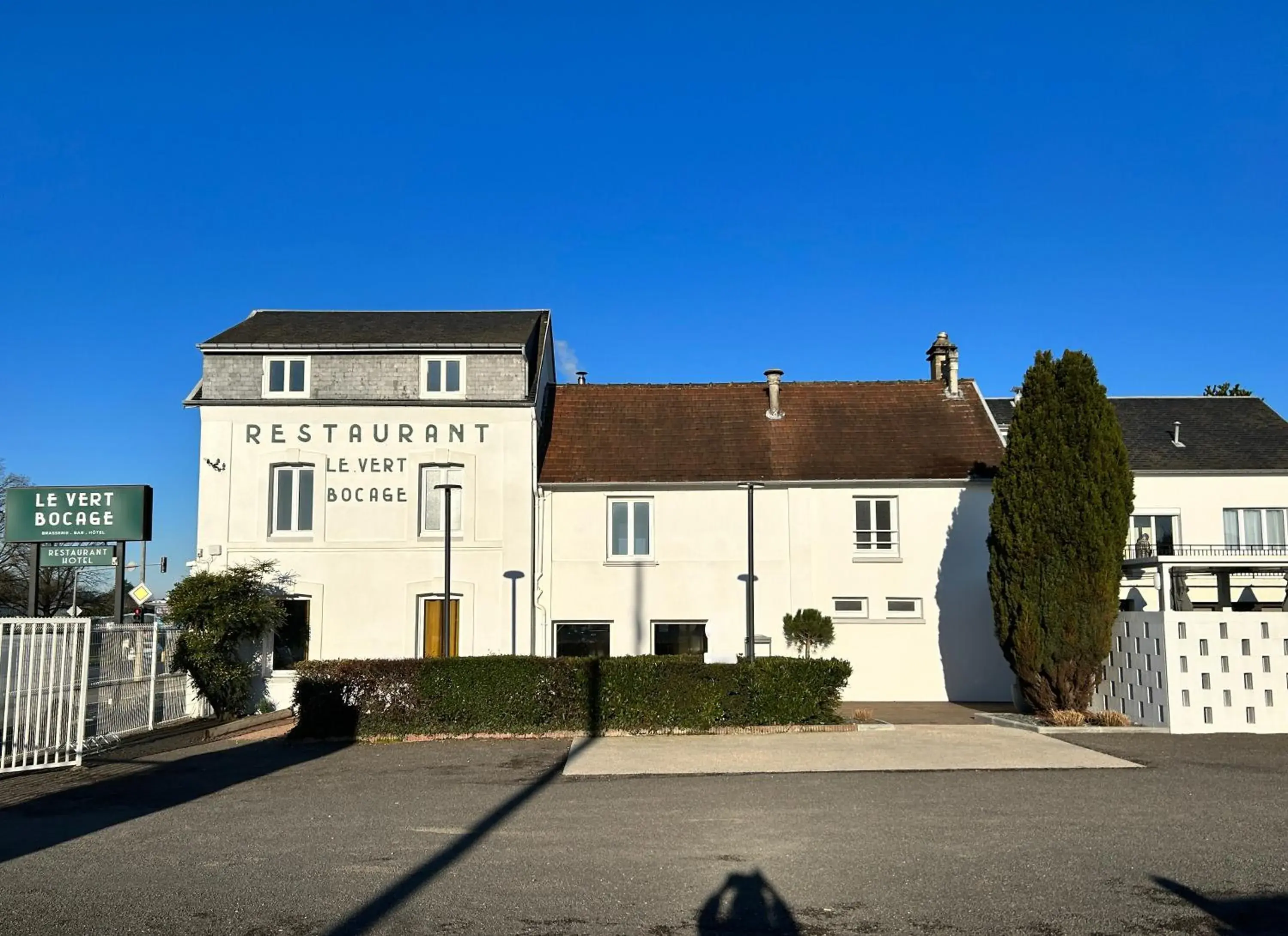 Property building in Logis Hôtel & Restaurant Le Vert Bocage Property building in Logis Hôtel & Restaurant Le Vert Bocage