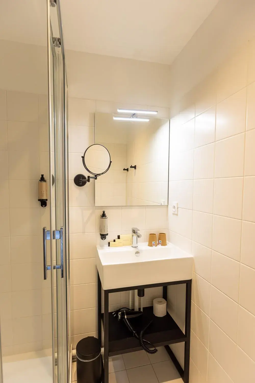 Shower in Logis Hôtel & Restaurant Le Vert Bocage Shower in Logis Hôtel & Restaurant Le Vert Bocage