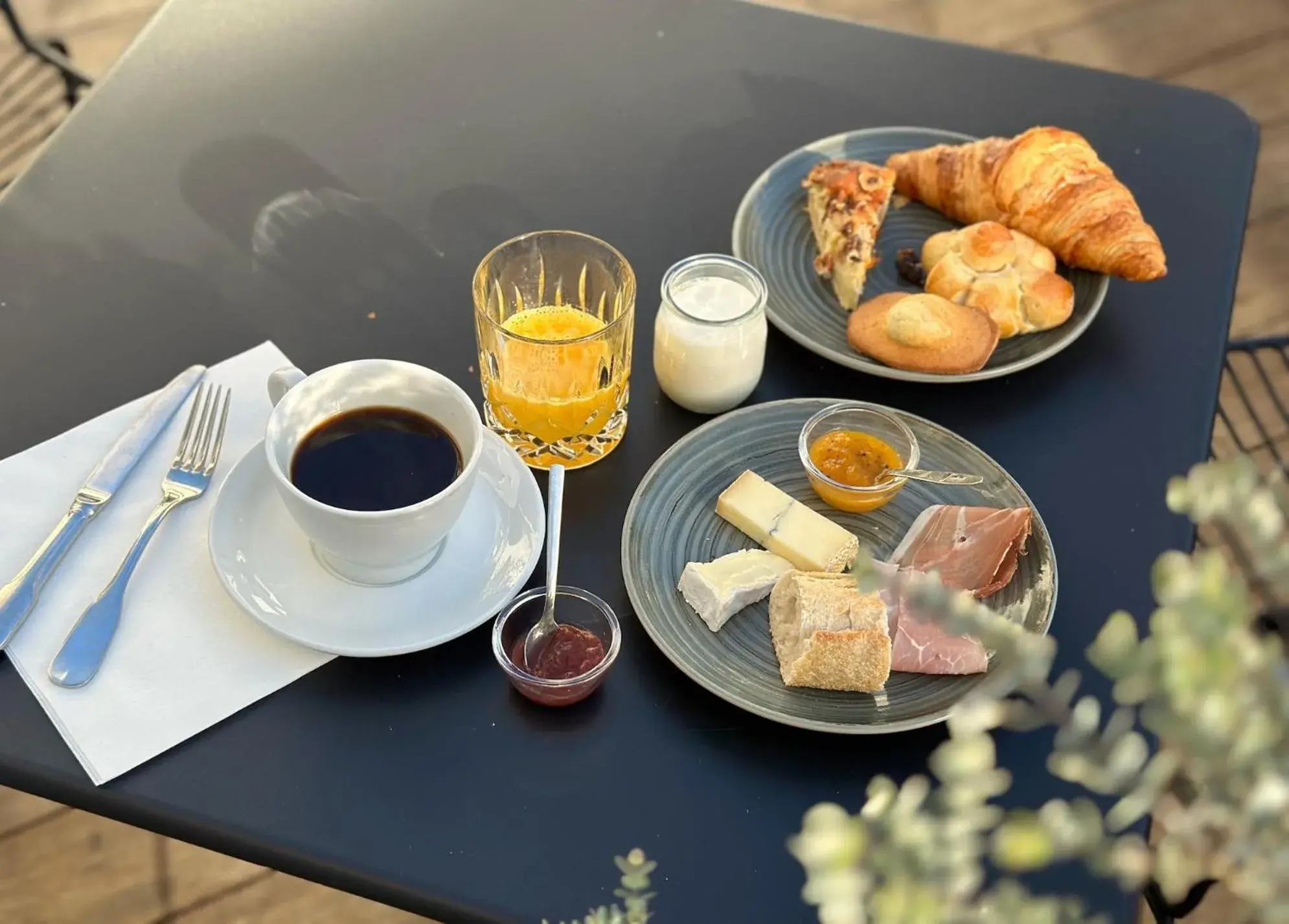 Breakfast in Logis Hôtel & Restaurant Le Vert Bocage Breakfast in Logis Hôtel & Restaurant Le Vert Bocage