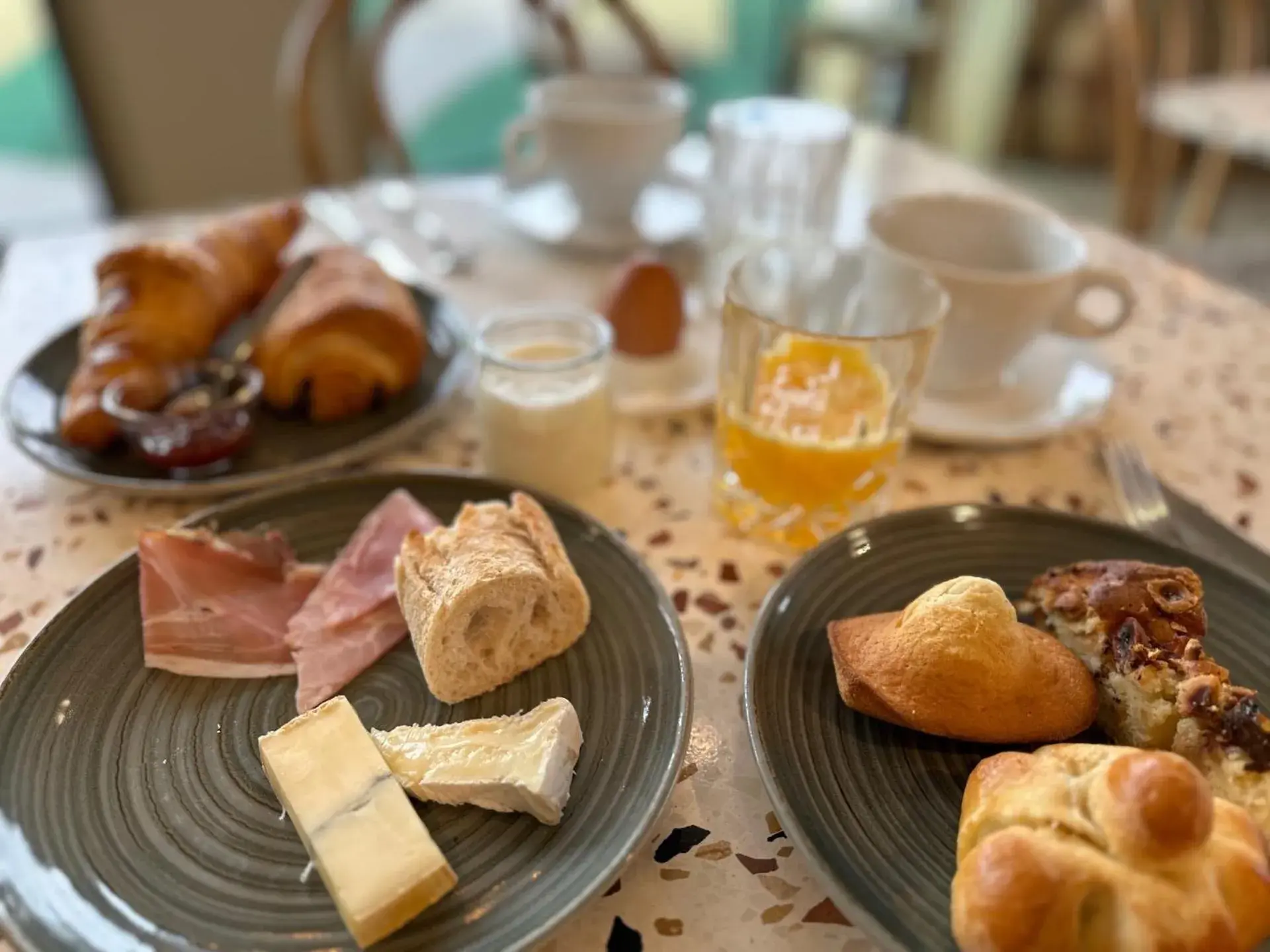Breakfast in Logis Hôtel & Restaurant Le Vert Bocage Breakfast in Logis Hôtel & Restaurant Le Vert Bocage