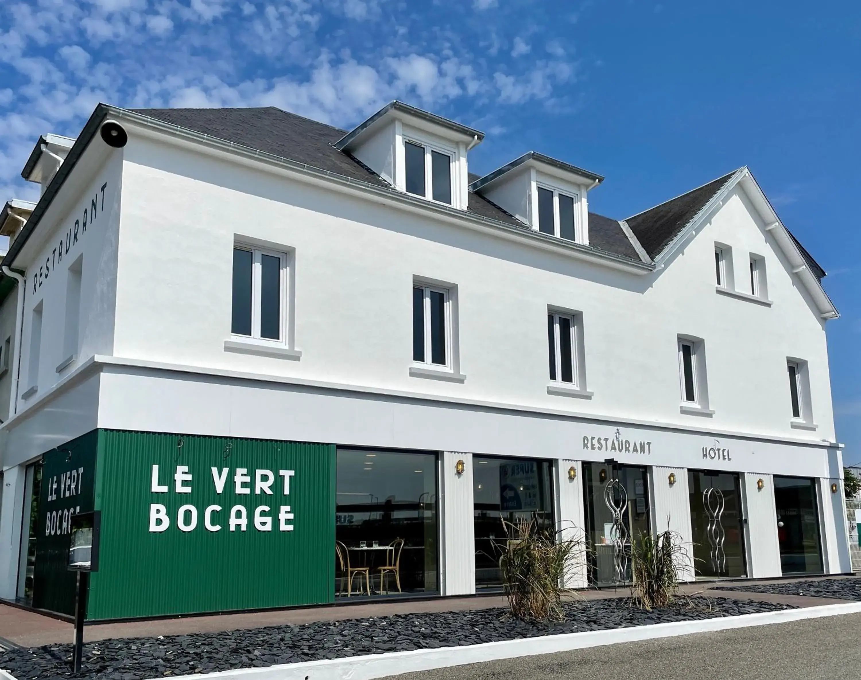 Property building in Logis Hôtel & Restaurant Le Vert Bocage Property building in Logis Hôtel & Restaurant Le Vert Bocage