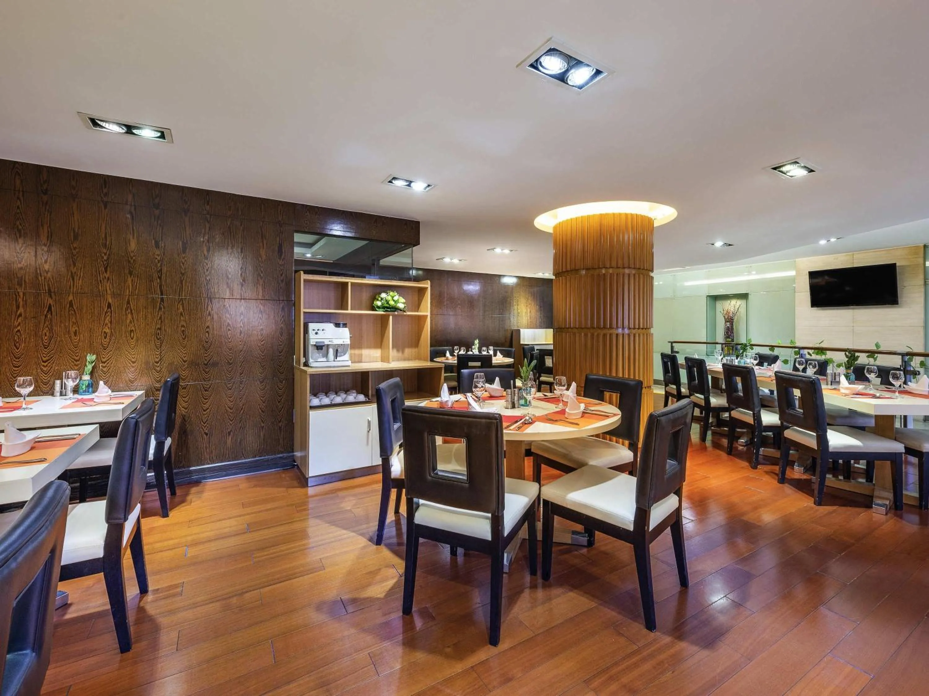 Restaurant/places to eat in Peace Hotel Beijing