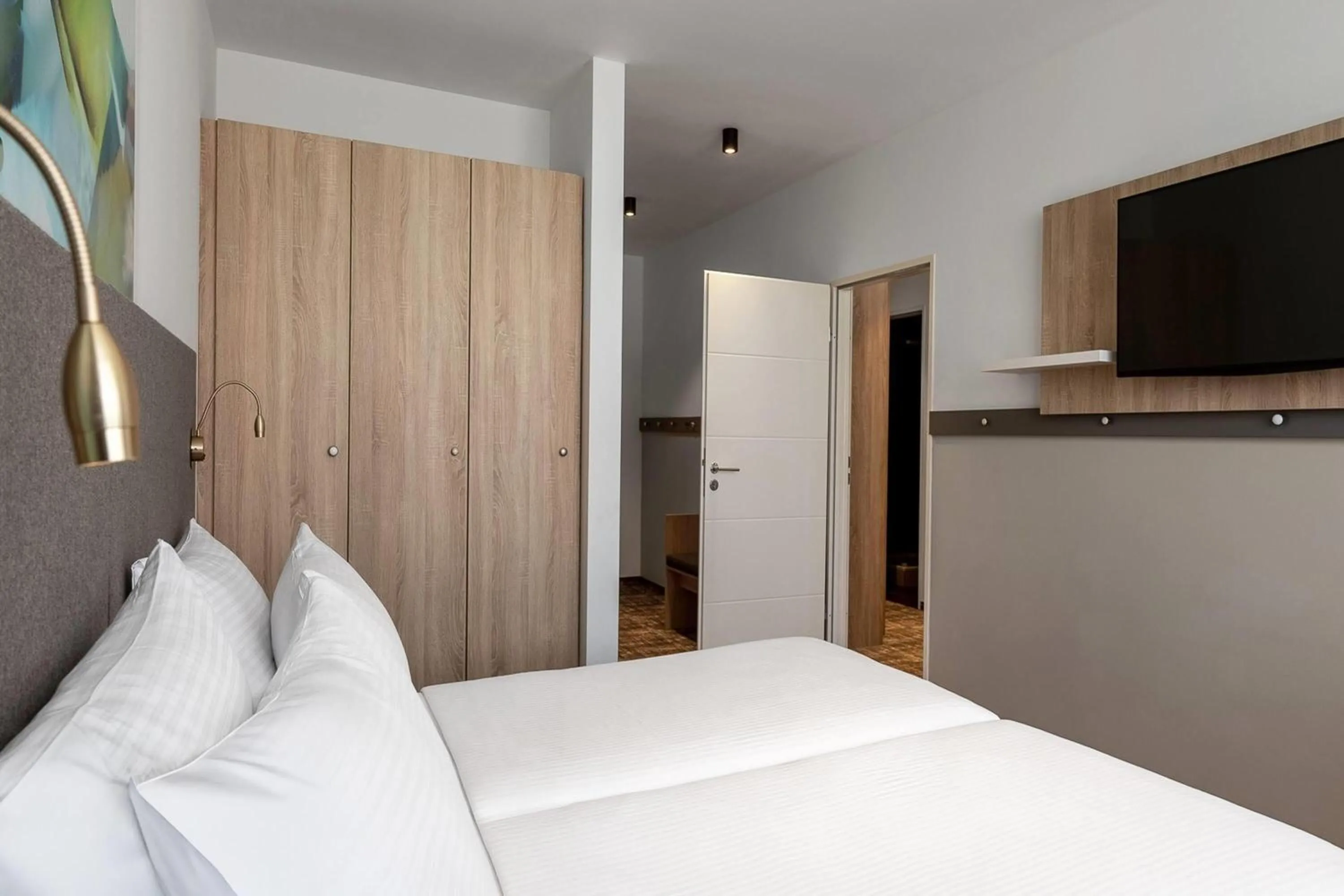 Photo of the whole room, Bed in Wyndham Garden Munich Messe