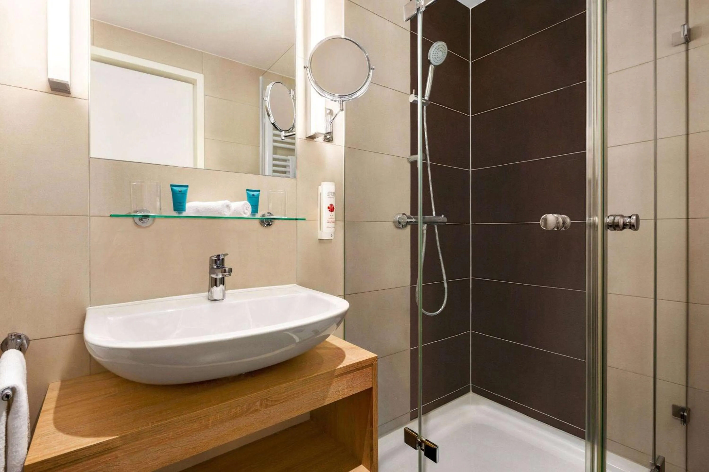 TV and multimedia in Wyndham Garden Munich Messe