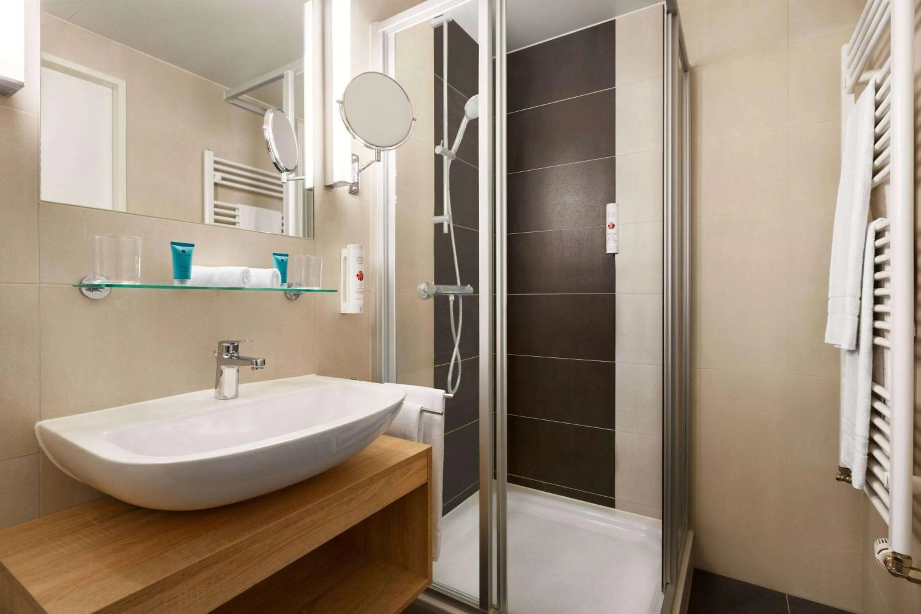 TV and multimedia in Wyndham Garden Munich Messe