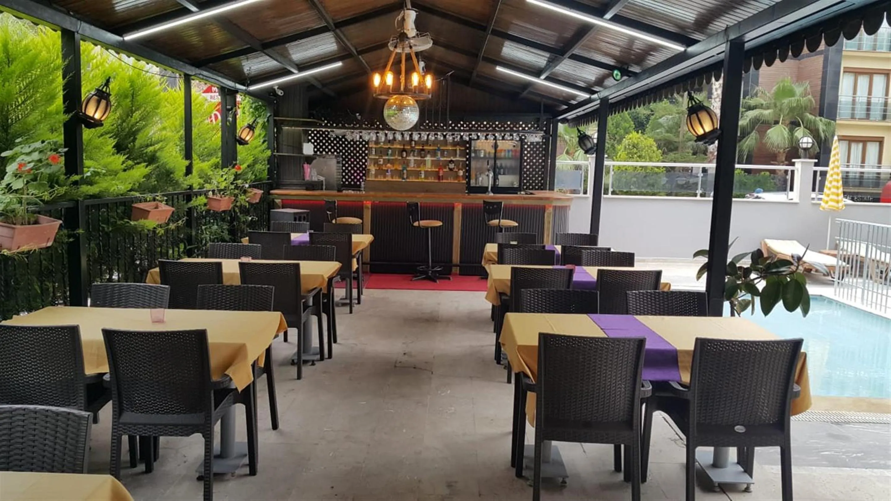 Restaurant/places to eat in Yaman Life Hotel