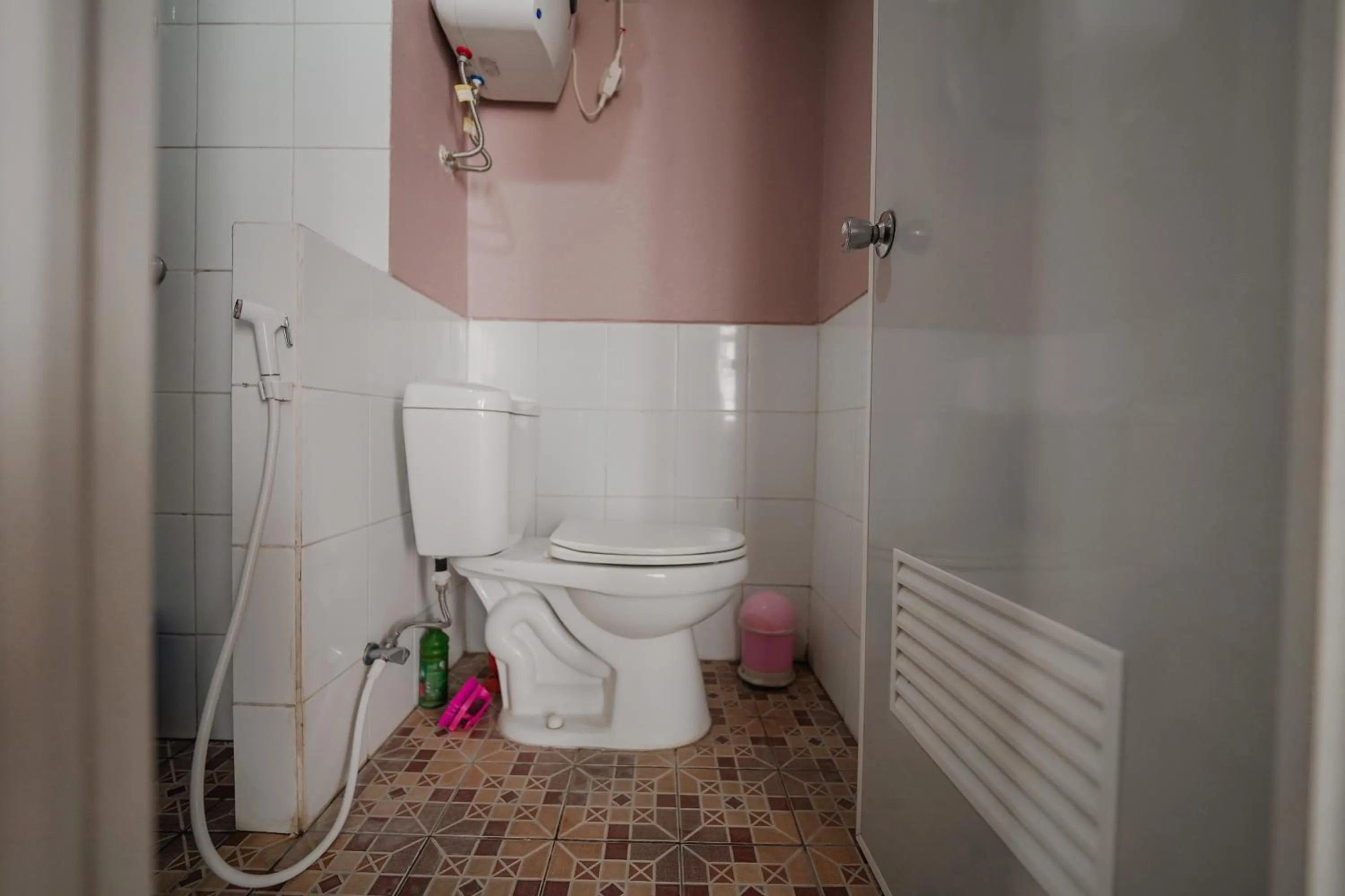 Bathroom in The Jarrdin by Bethania Pro