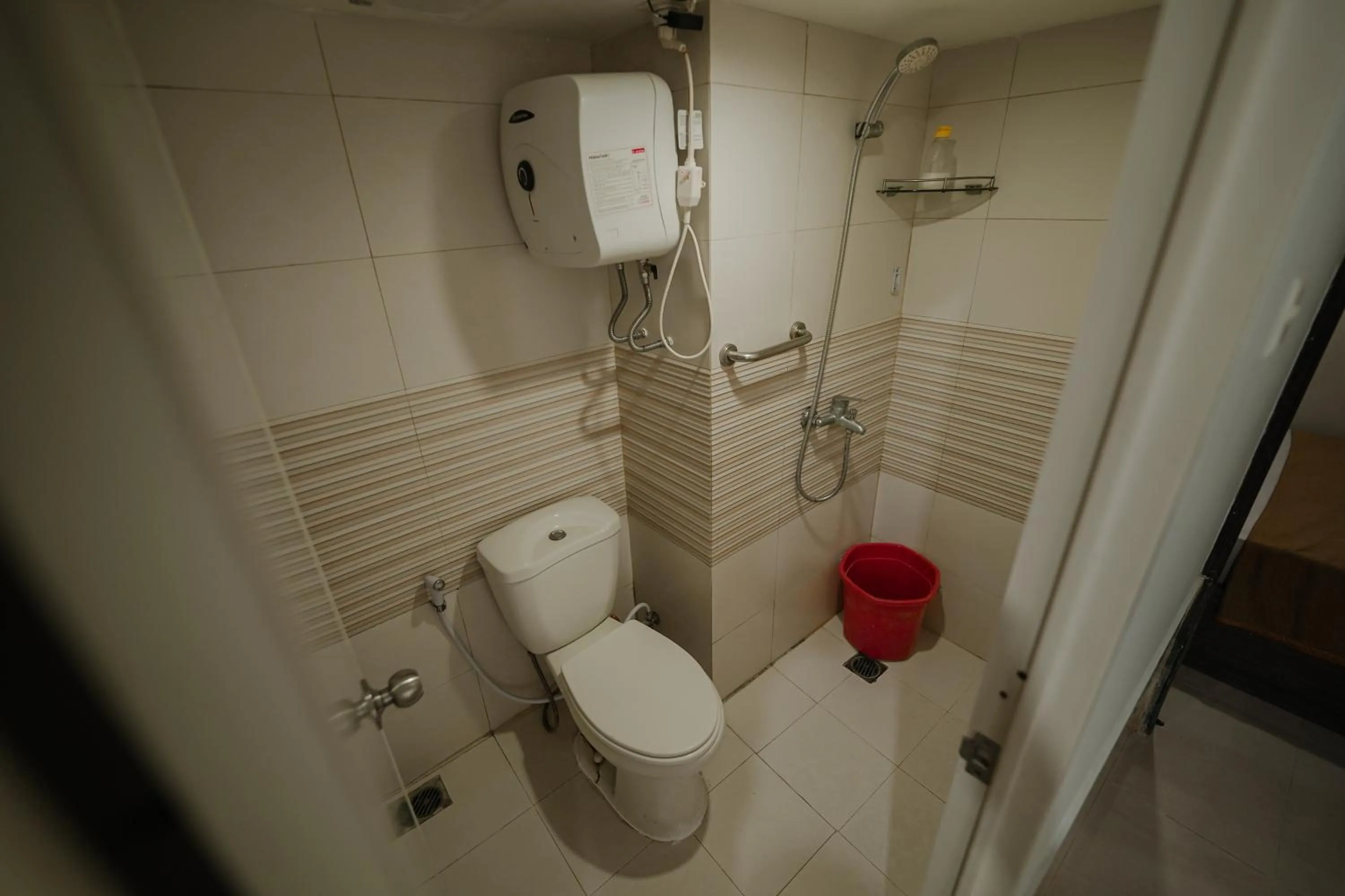 Bathroom in The Jarrdin by Bethania Pro