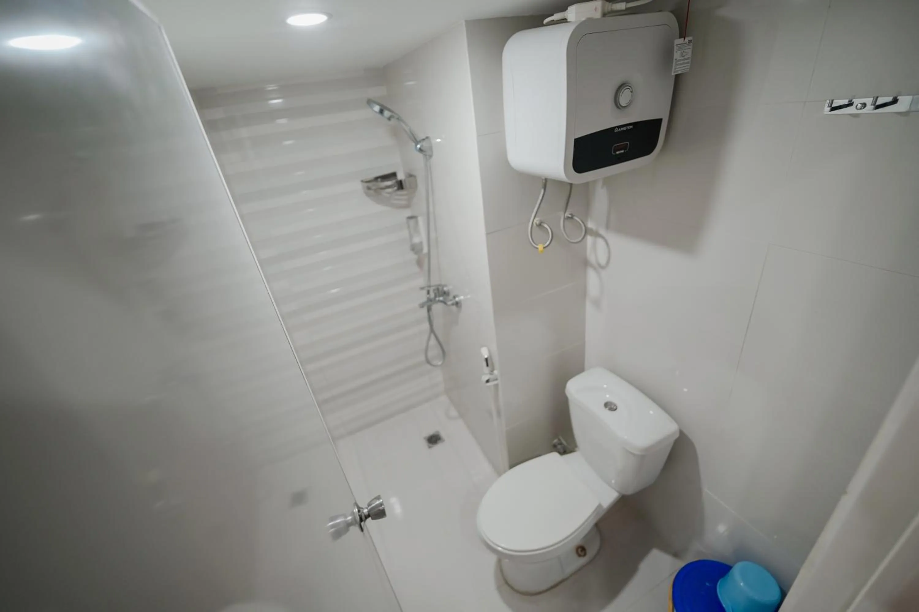 Shower in The Jarrdin by Bethania Pro