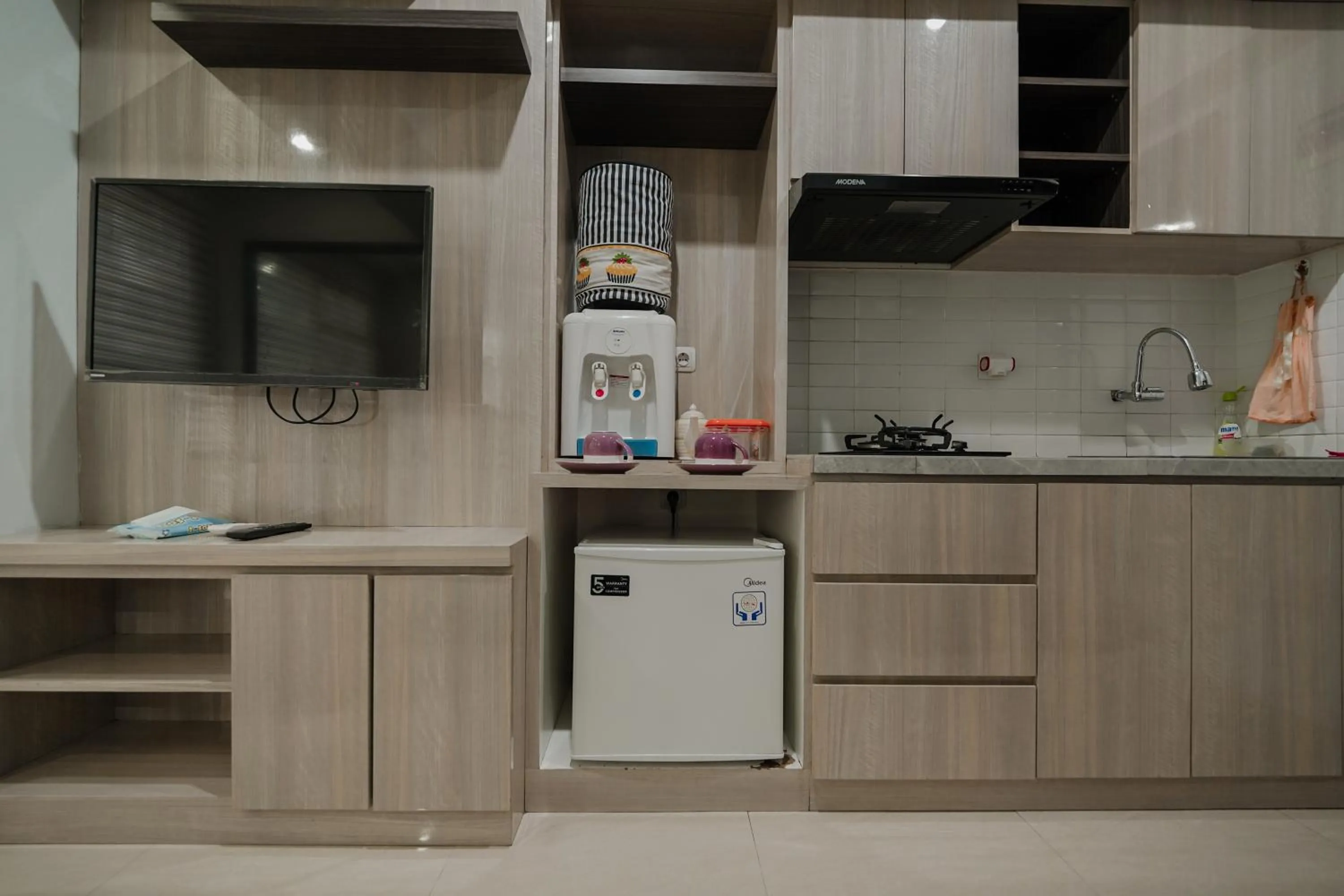 Kitchen or kitchenette in The Jarrdin by Bethania Pro