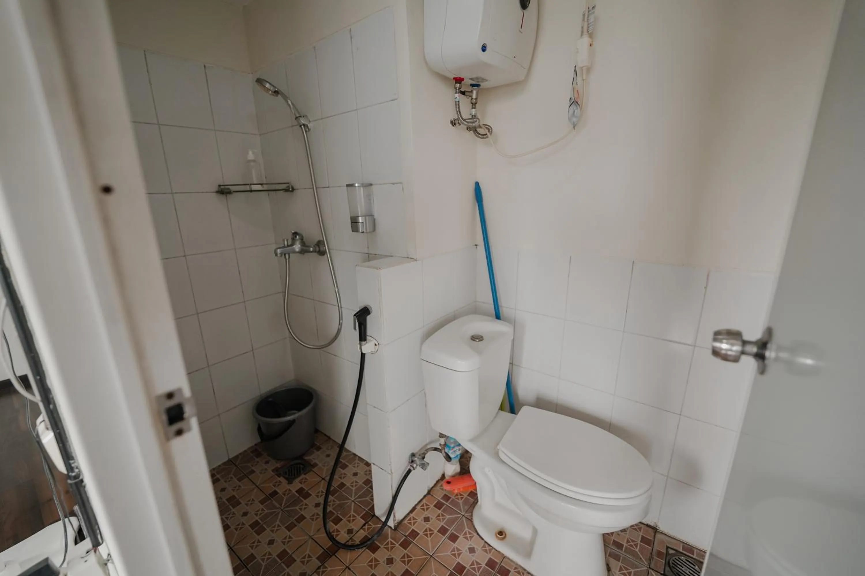 Bathroom in The Jarrdin by Bethania Pro