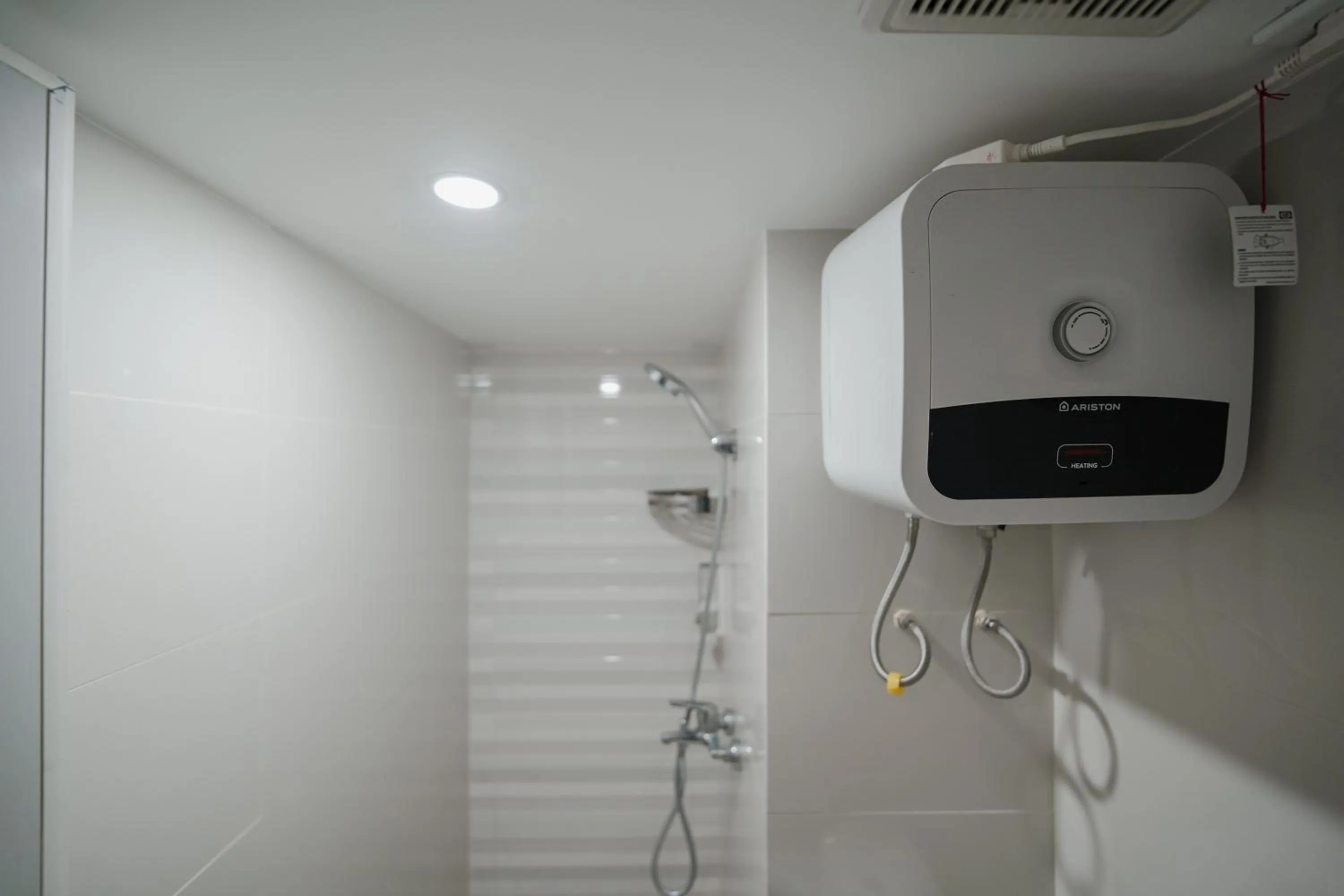 Shower in The Jarrdin by Bethania Pro