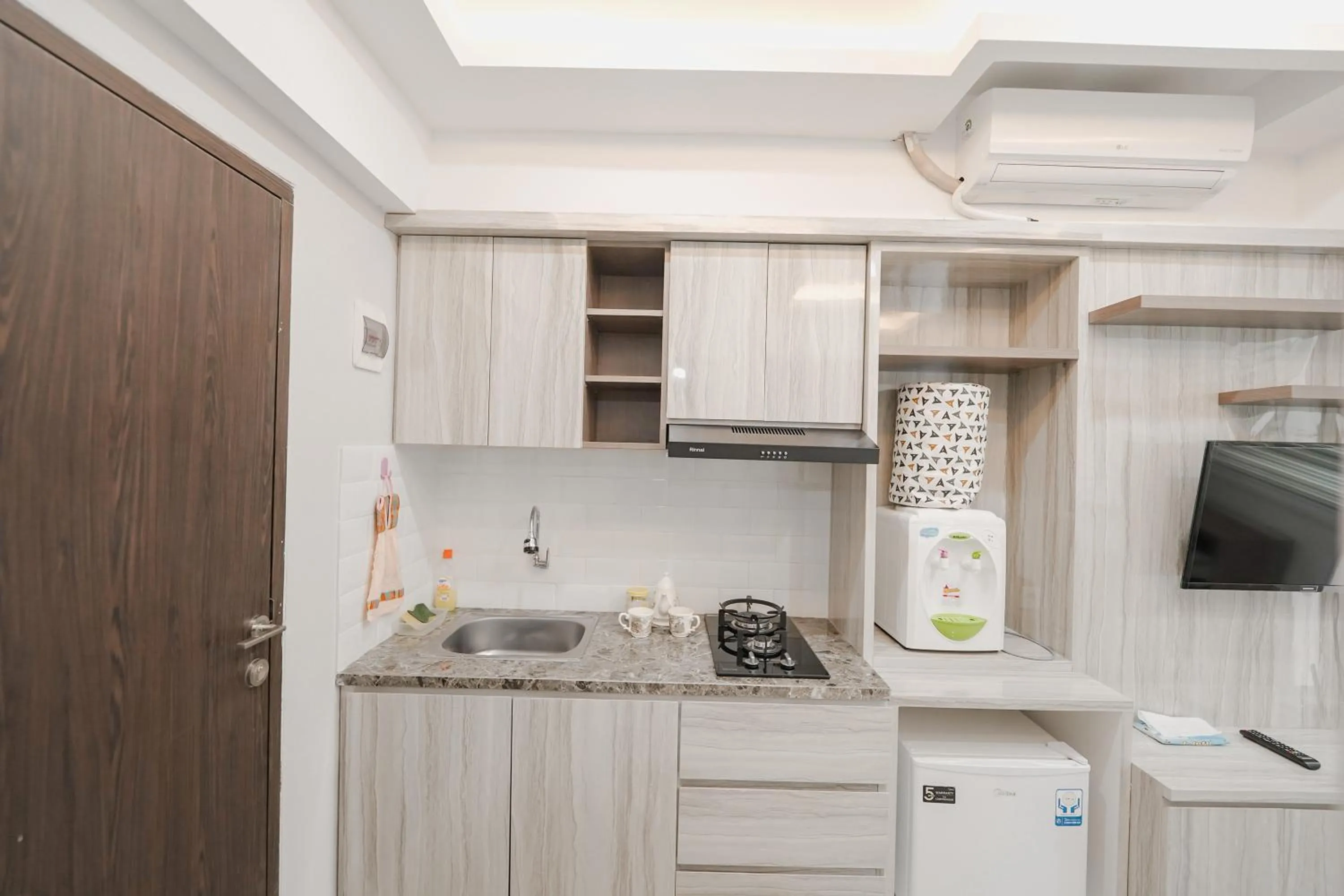 Kitchen or kitchenette in The Jarrdin by Bethania Pro