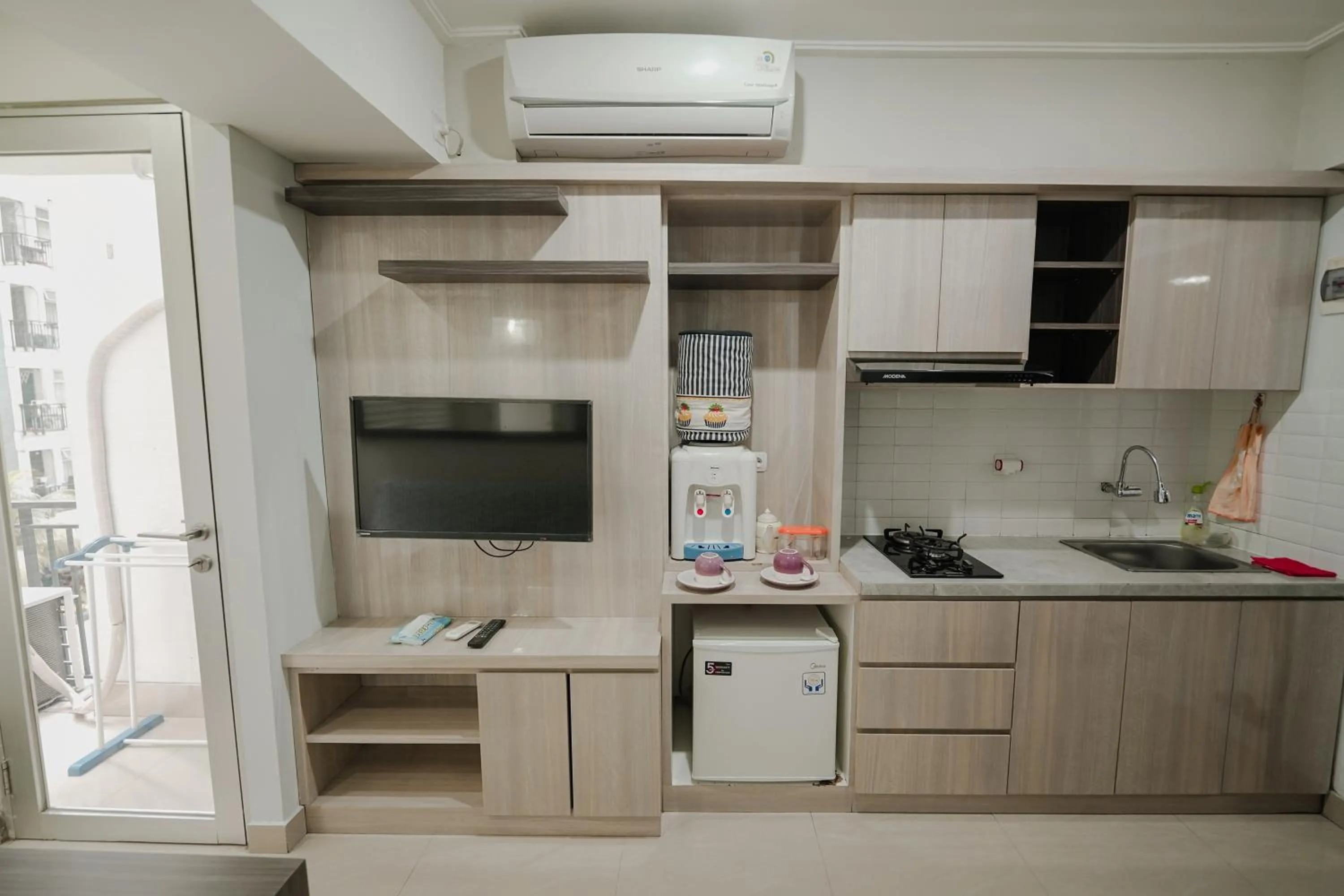 Kitchen or kitchenette in The Jarrdin by Bethania Pro