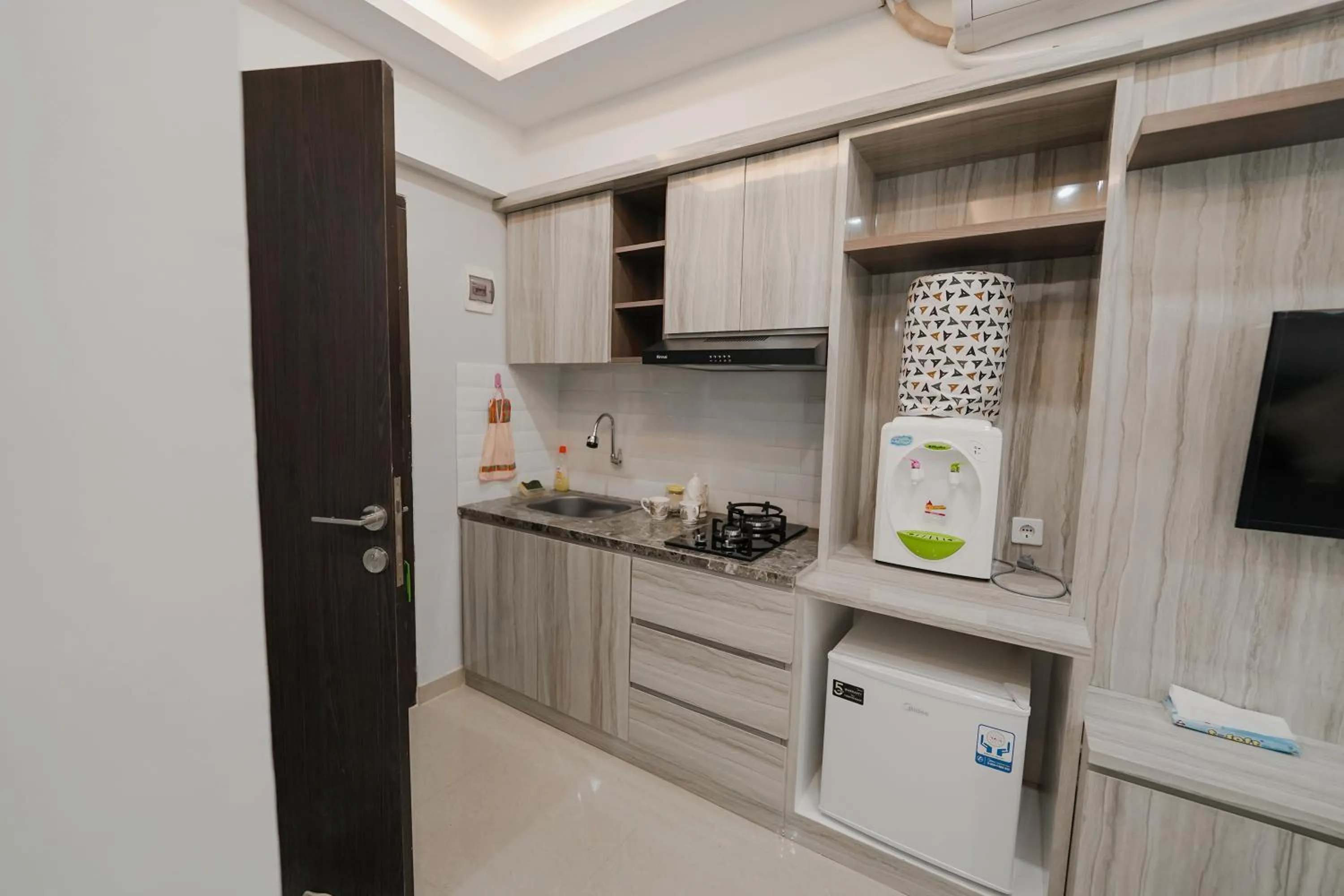 Kitchen or kitchenette in The Jarrdin by Bethania Pro