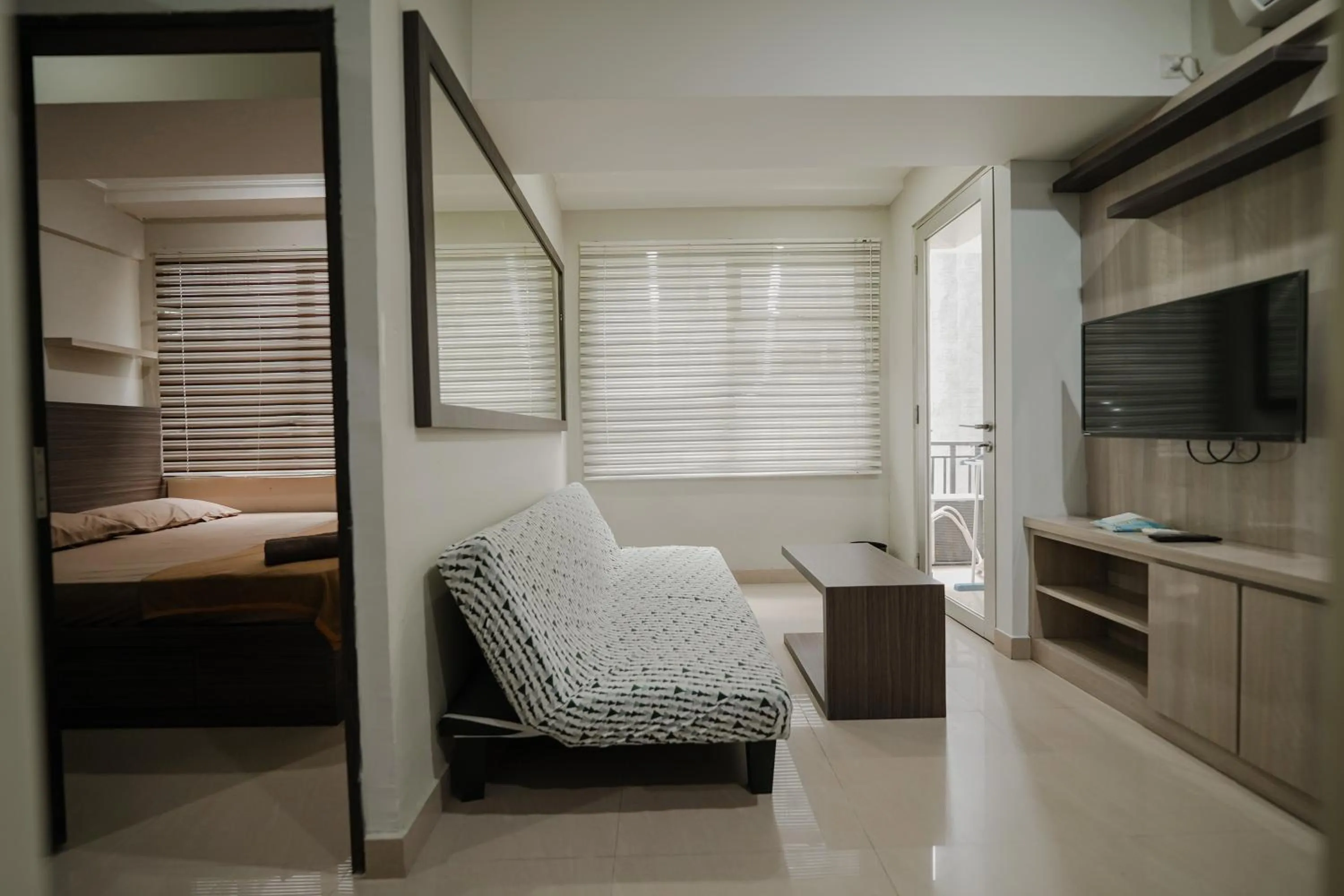 Living room, Bed in The Jarrdin by Bethania Pro