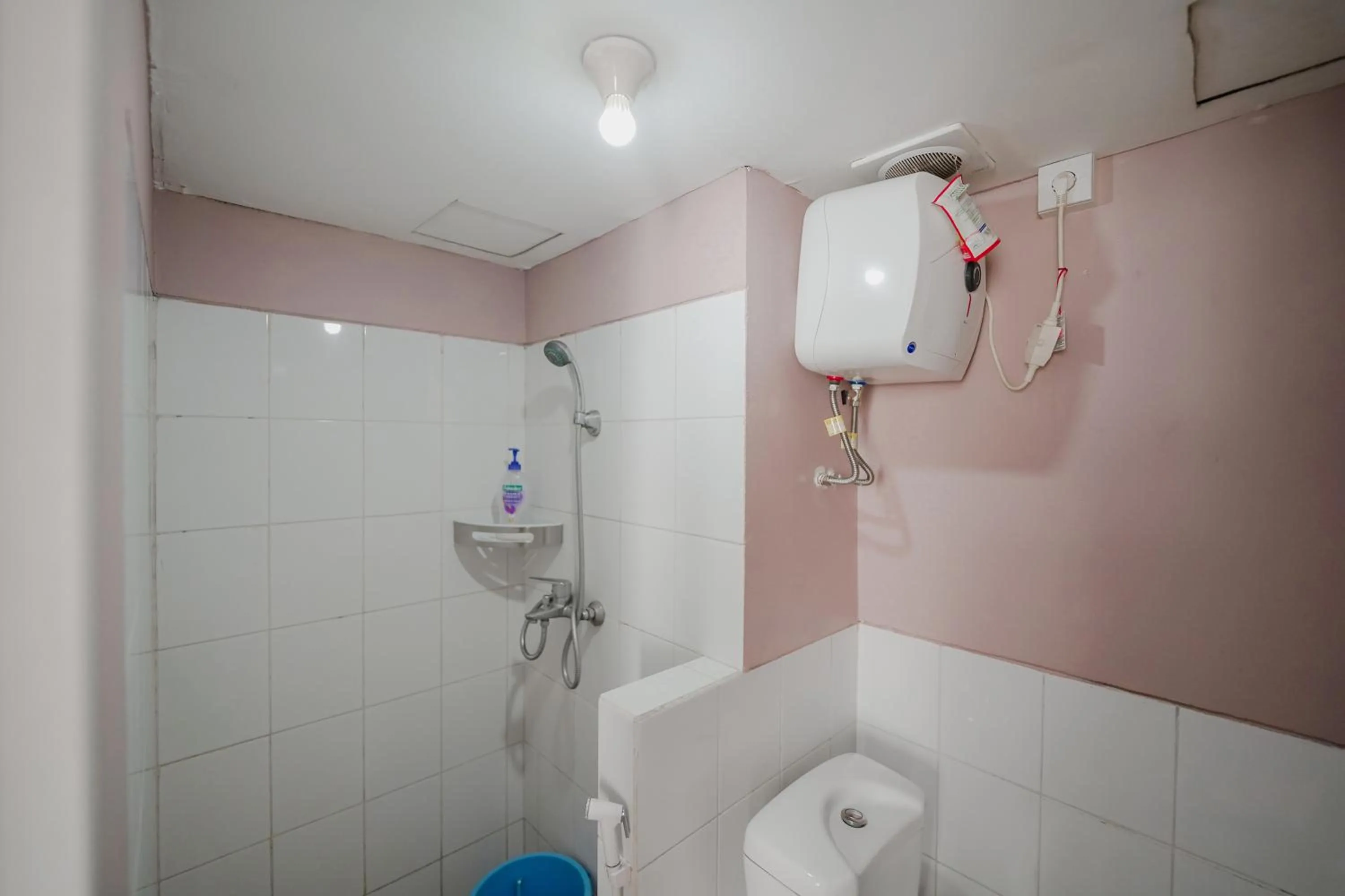 Shower in The Jarrdin by Bethania Pro