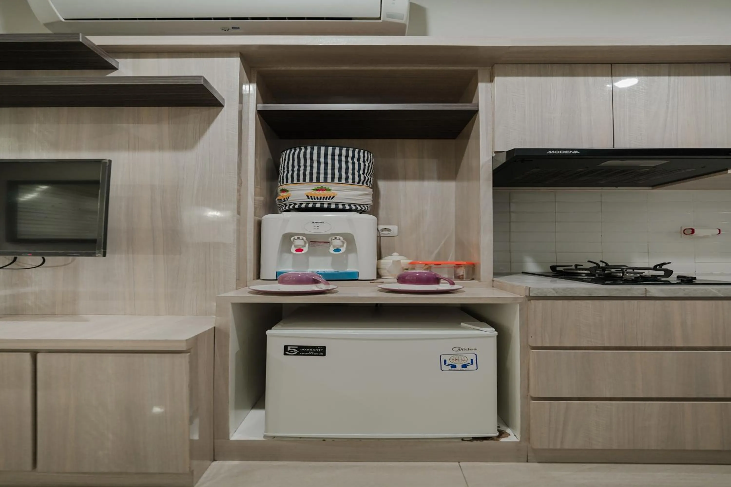 Kitchen or kitchenette in The Jarrdin by Bethania Pro