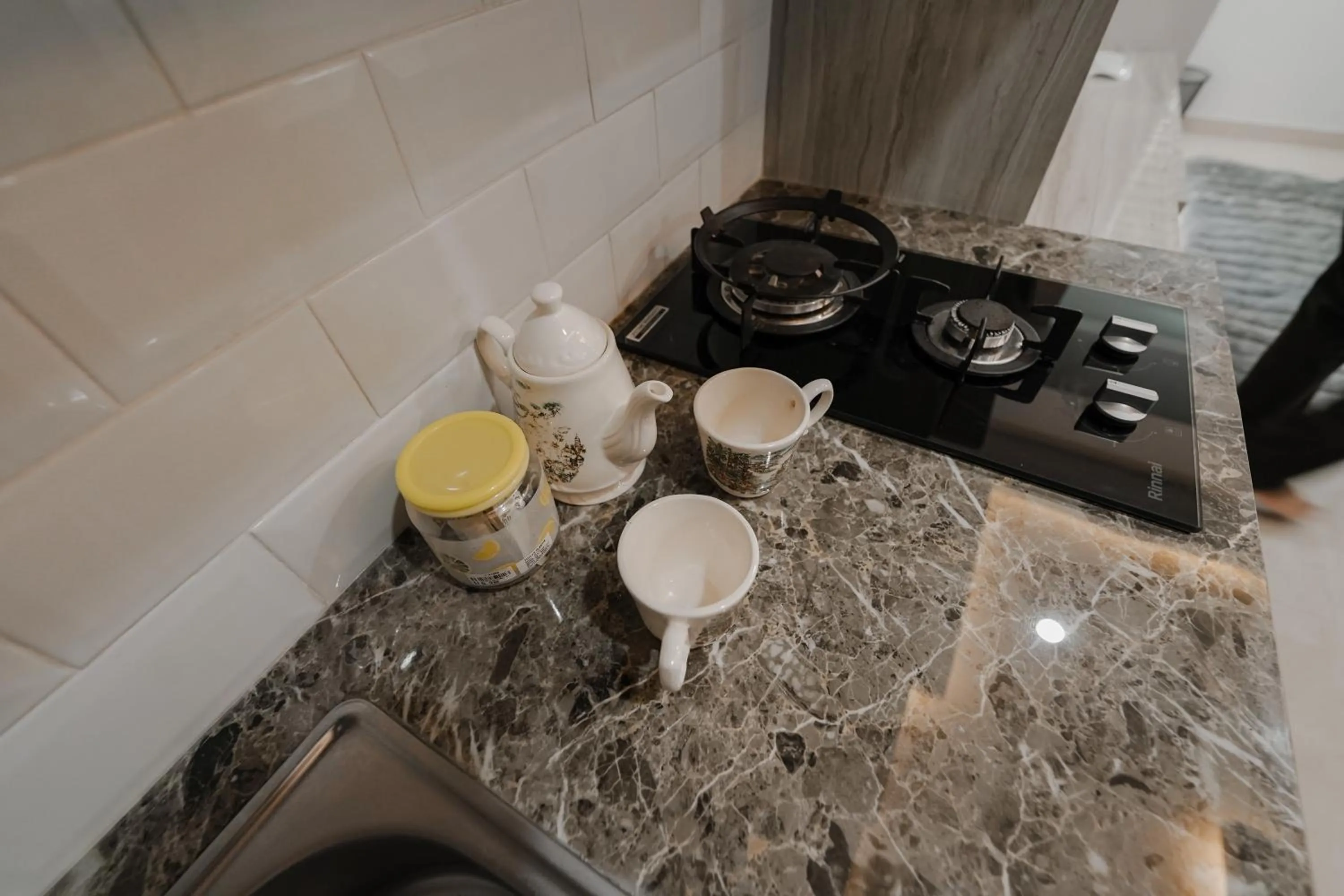 Kitchen or kitchenette in The Jarrdin by Bethania Pro