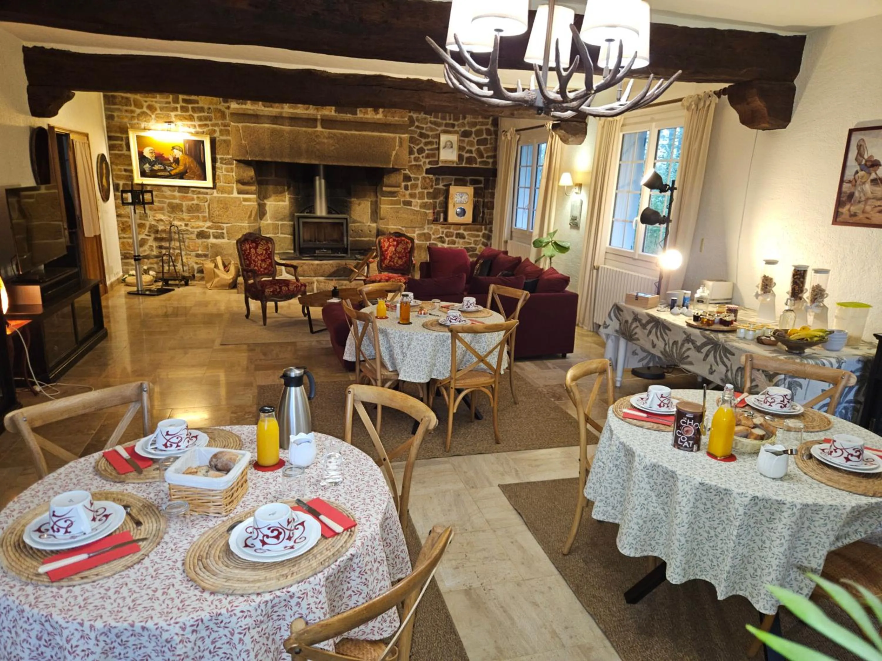 Breakfast in Bed and Breakfast Saultchevreuil, sur la route du Mont Saint Michel