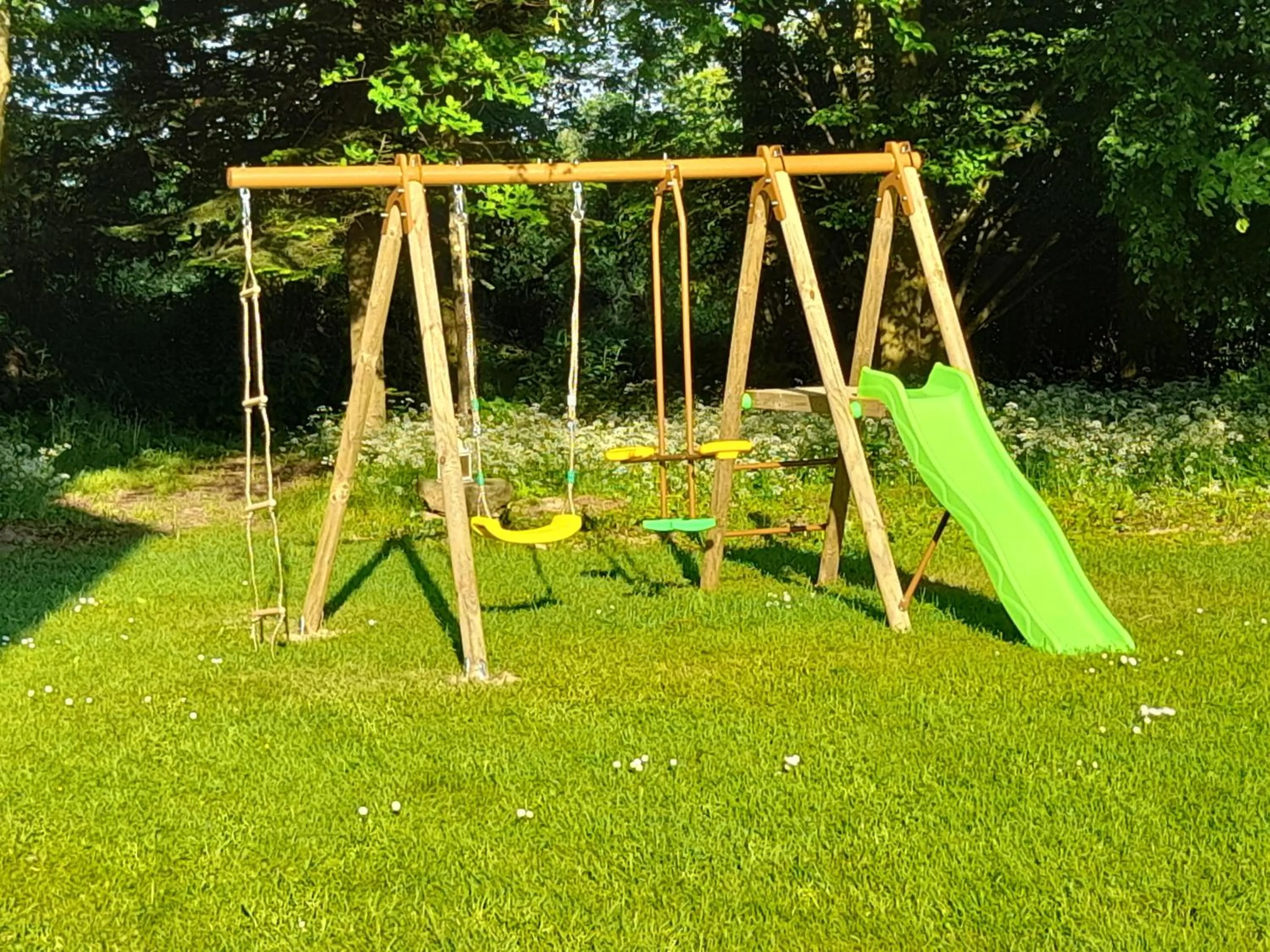 Children play ground in Bed and Breakfast Saultchevreuil, sur la route du Mont Saint Michel