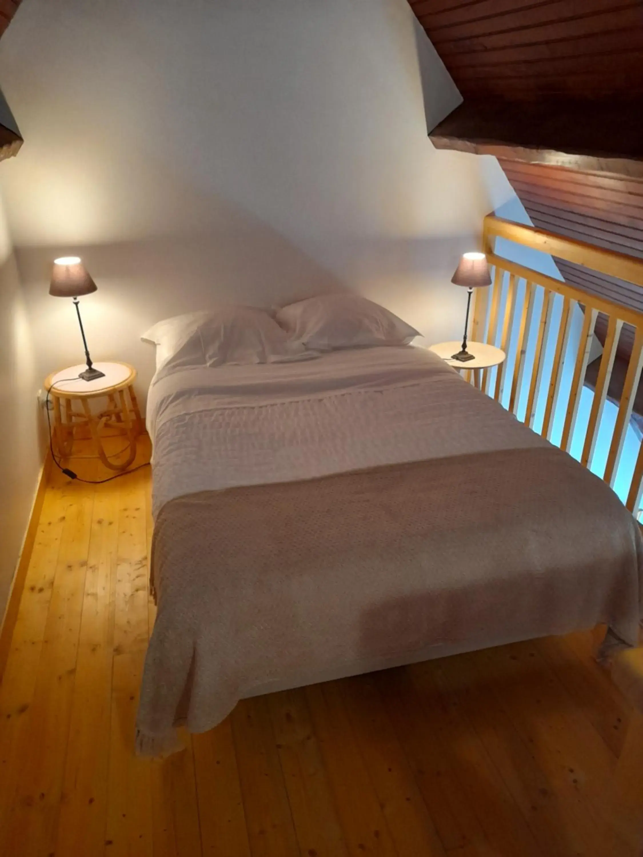 Double room with second bed on the mezzanine (Hortensias) - single occupancy in Bed and Breakfast Saultchevreuil Double room with second bed on the mezzanine (Hortensias) - single occupancy in Bed and Breakfast Saultchevreuil