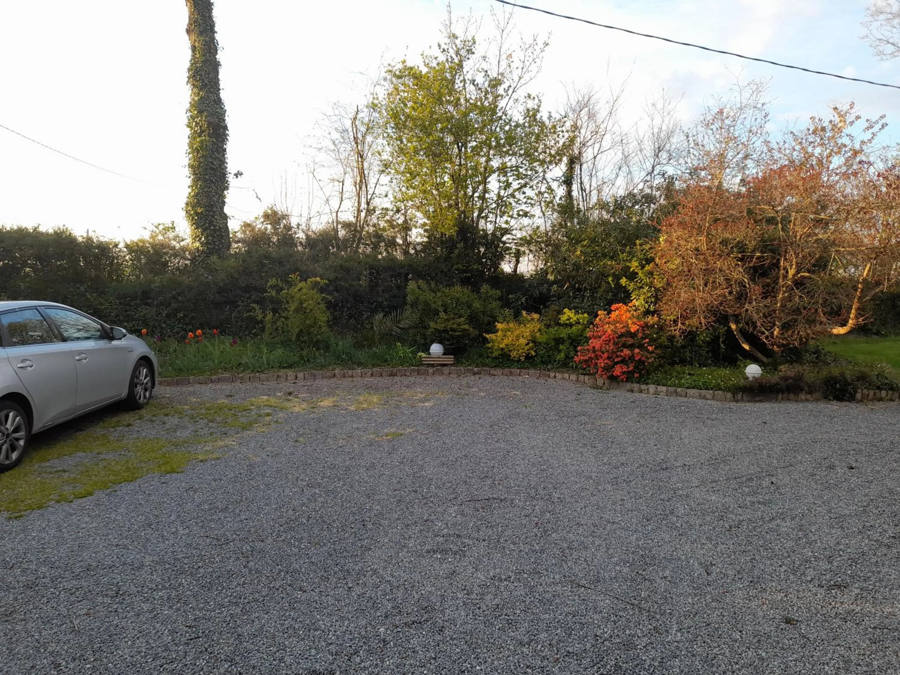 Parking in Bed and Breakfast Saultchevreuil, sur la route du Mont Saint Michel