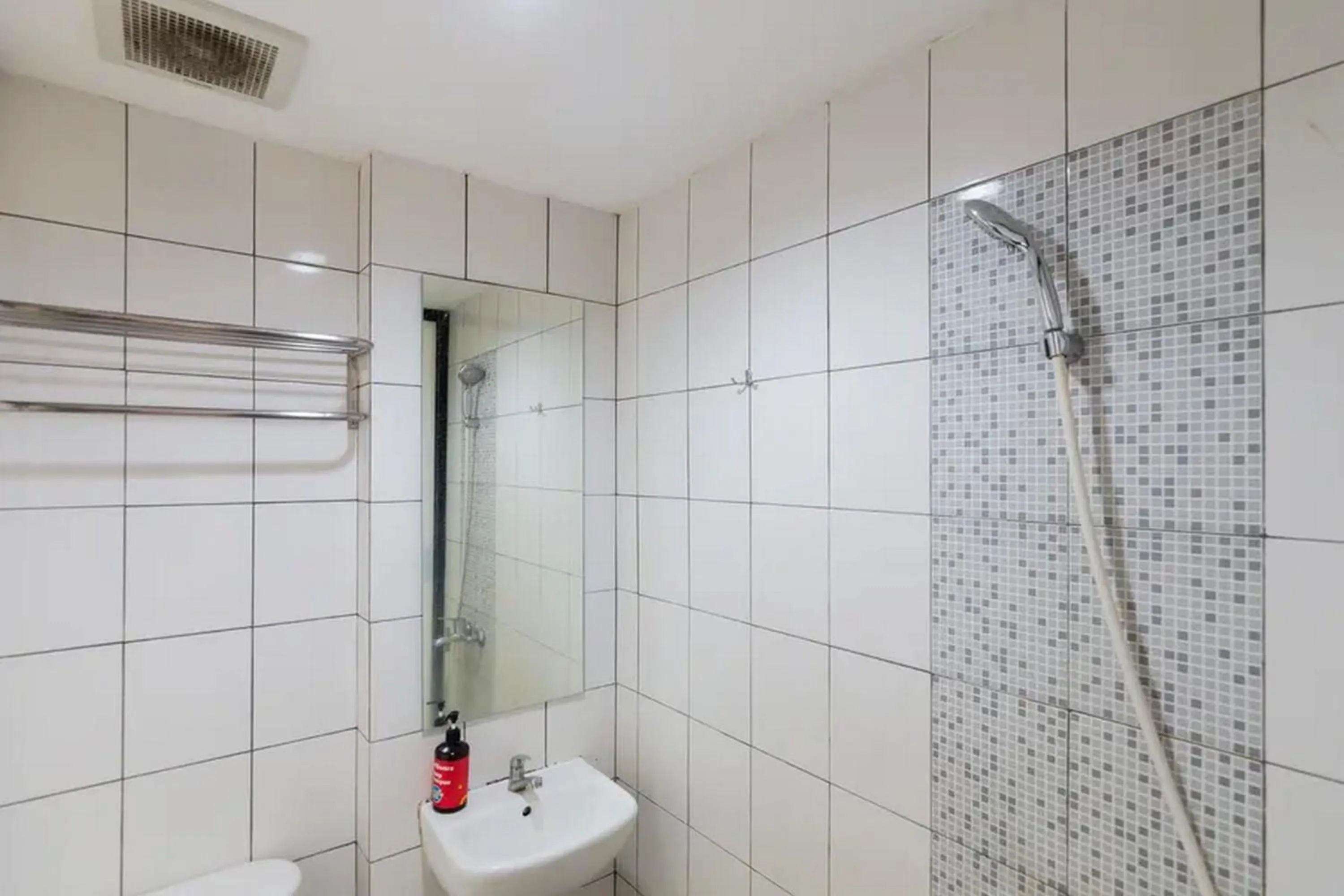 Bathroom in RedDoorz Plus near ICE BSD 2