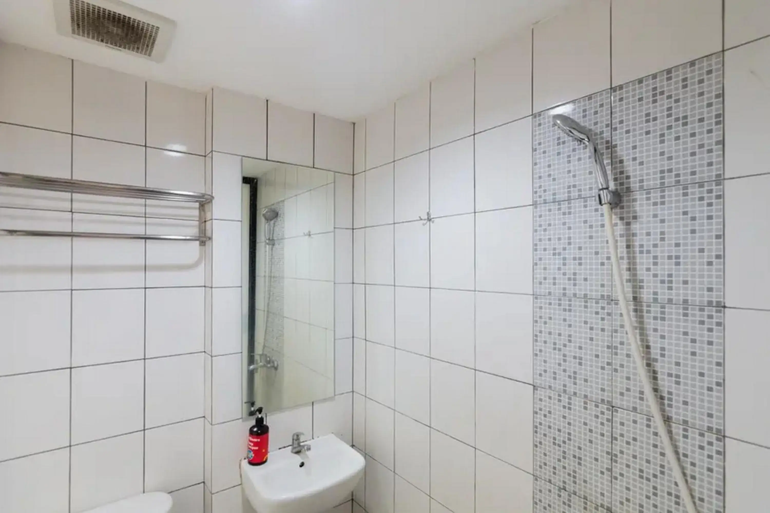 Bathroom in RedDoorz Plus near ICE BSD 2 Bathroom in RedDoorz Plus near ICE BSD 2