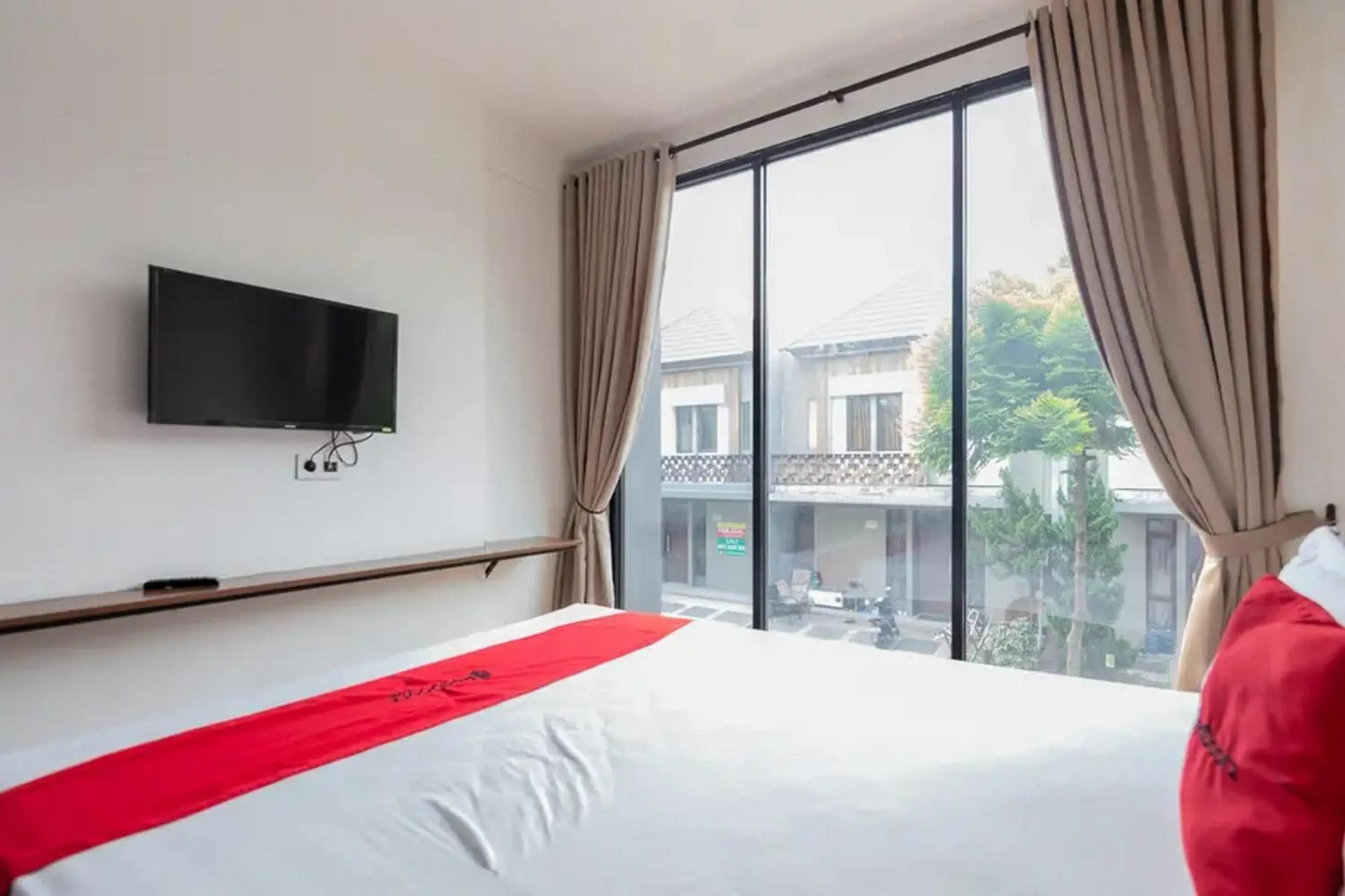 Bed in RedDoorz Plus near ICE BSD 2 Bed in RedDoorz Plus near ICE BSD 2