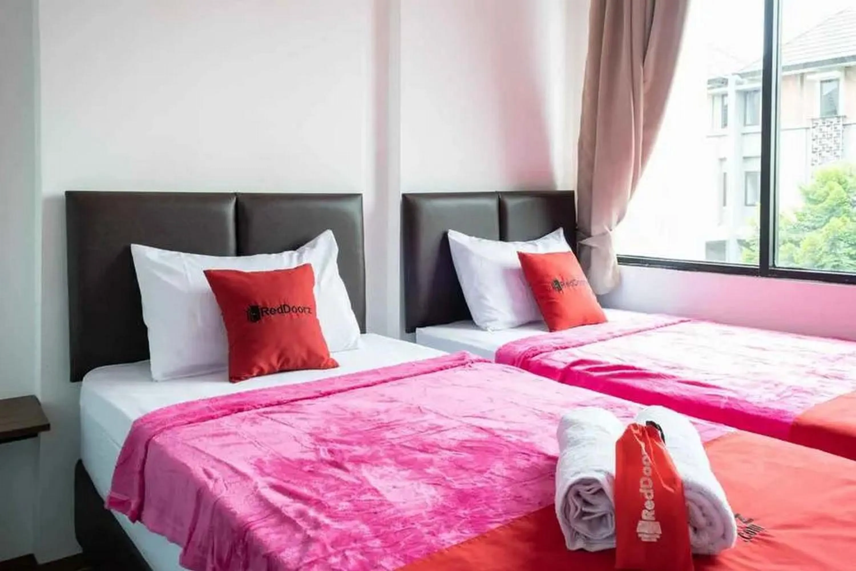 Bed in RedDoorz Plus near ICE BSD 2