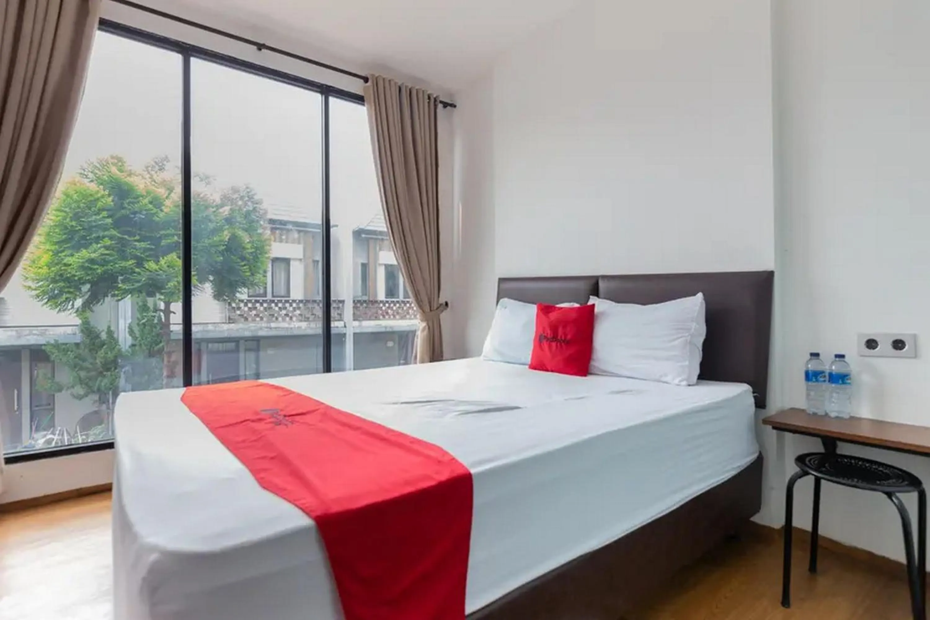 Bed in RedDoorz Plus near ICE BSD 2