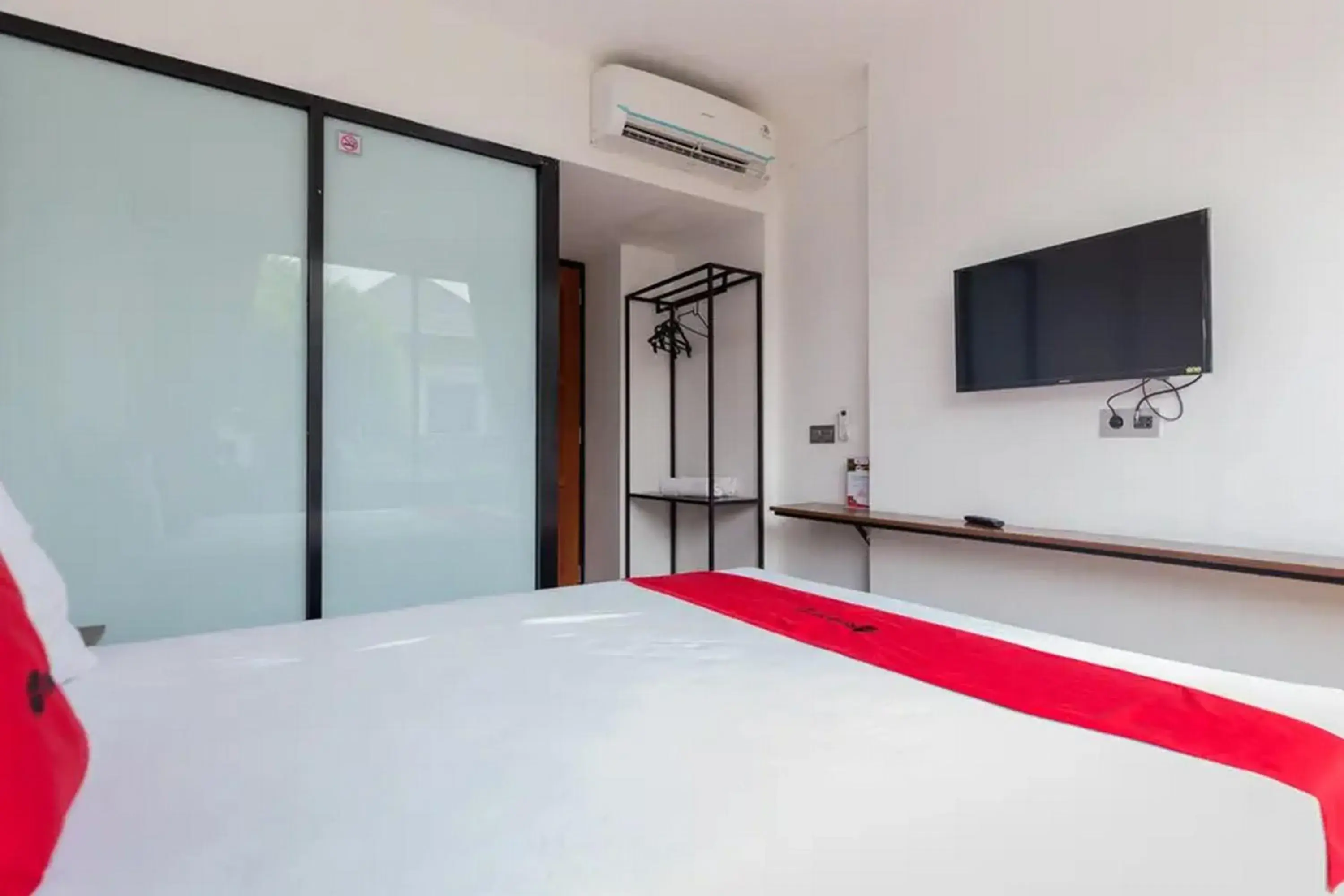 Bed in RedDoorz Plus near ICE BSD 2 Bed in RedDoorz Plus near ICE BSD 2