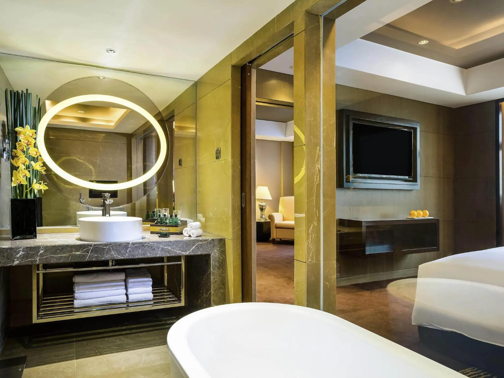 Photo of the whole room, Bed in Sofitel Zhengzhou International