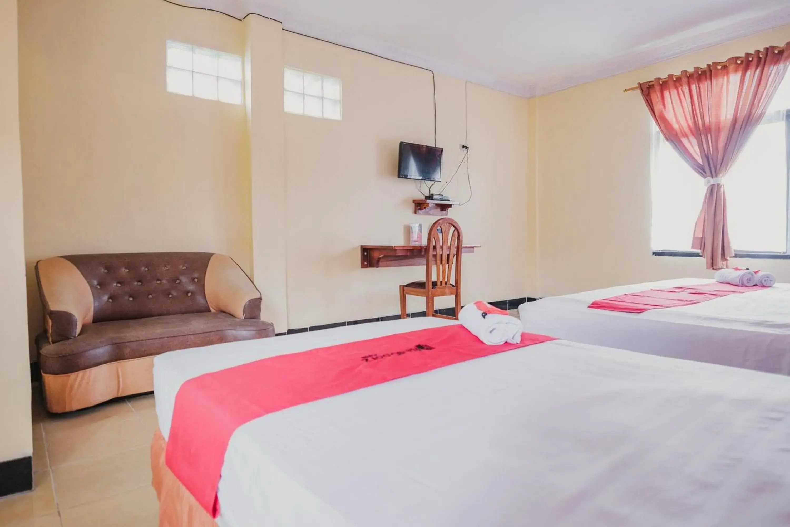 Bed in RedDoorz Syariah near Kebun Raya Liwa Bed in RedDoorz Syariah near Kebun Raya Liwa