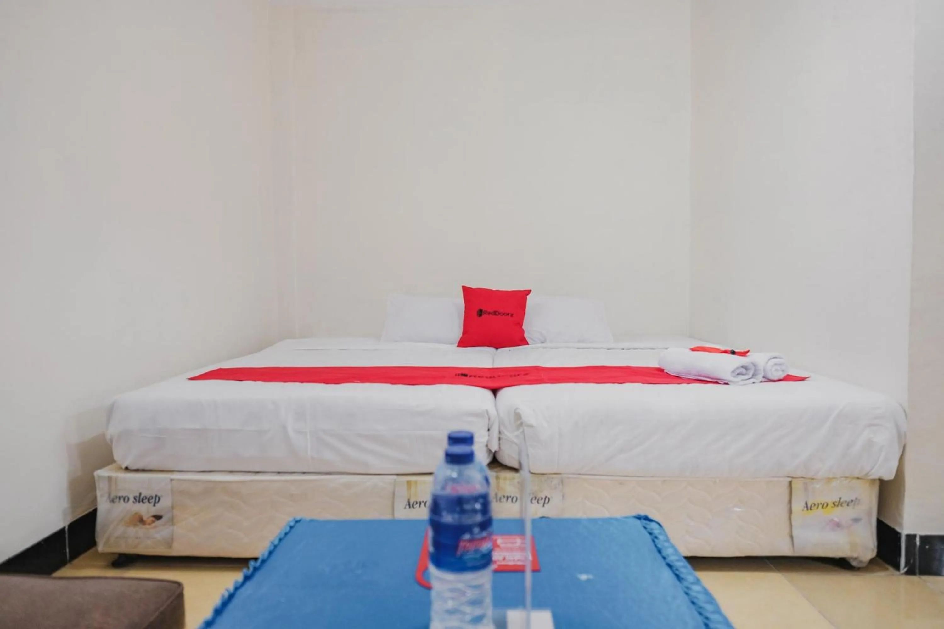 Bed in RedDoorz Syariah near Kebun Raya Liwa