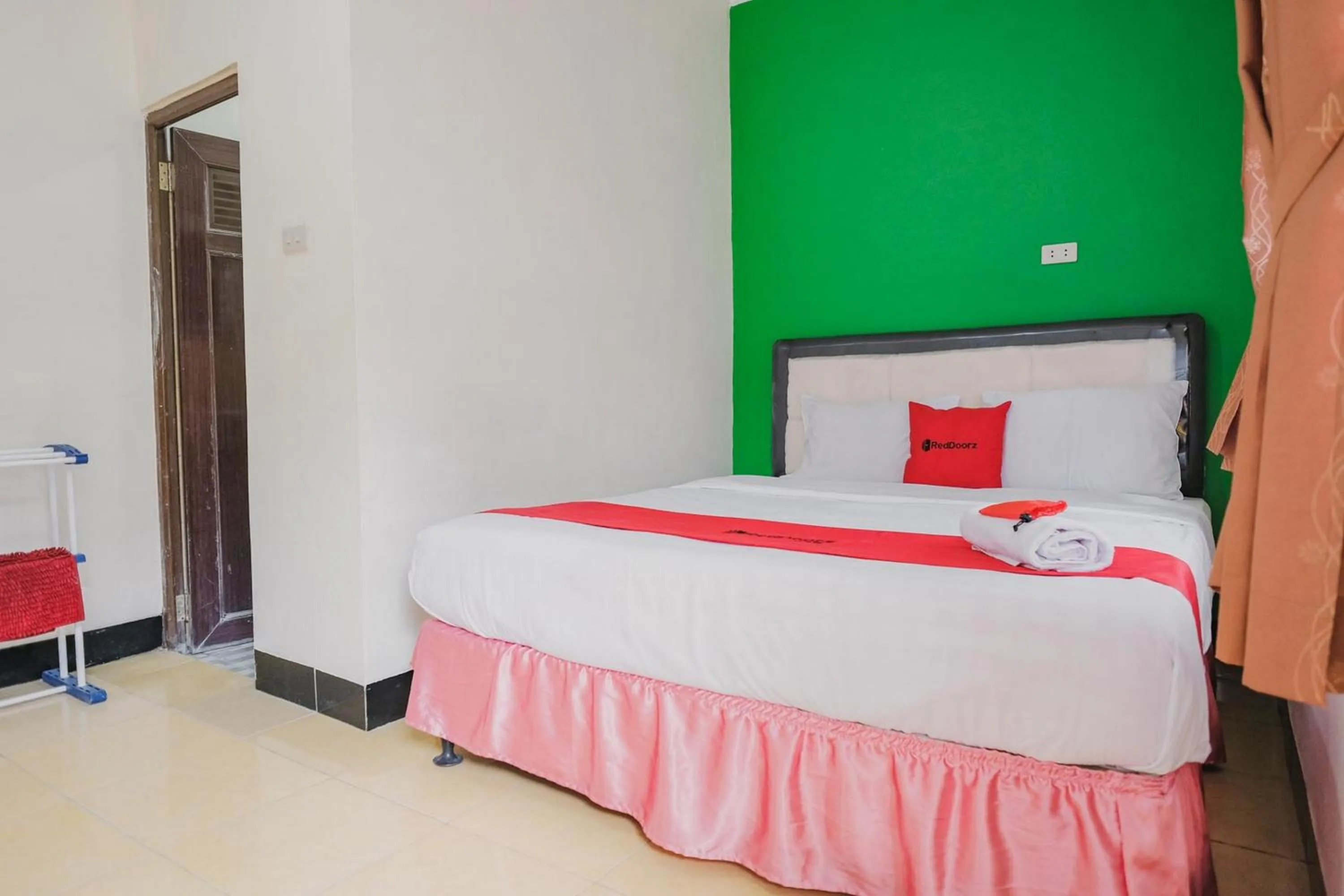 Bed in RedDoorz Syariah near Kebun Raya Liwa