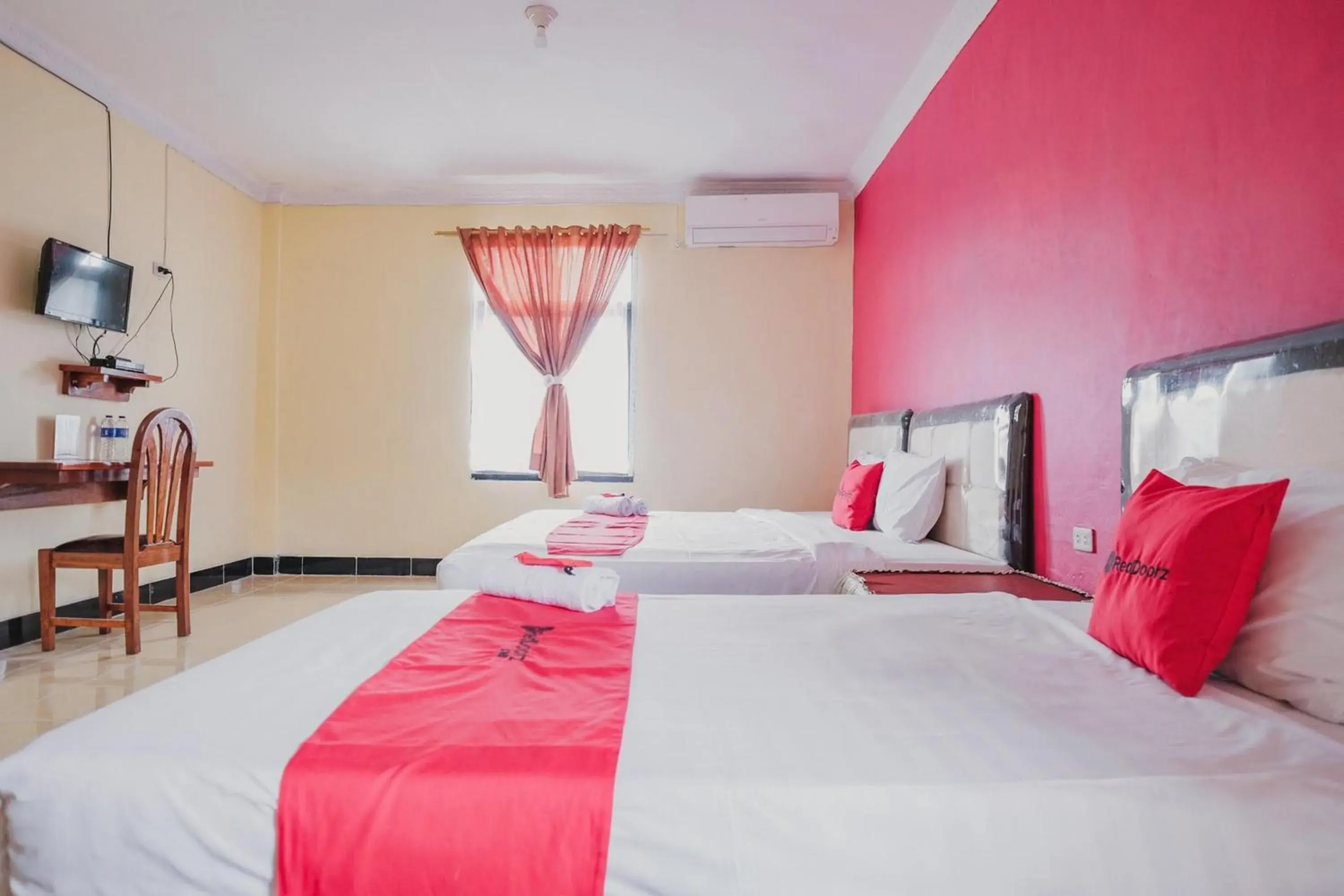 Bed in RedDoorz Syariah near Kebun Raya Liwa Bed in RedDoorz Syariah near Kebun Raya Liwa