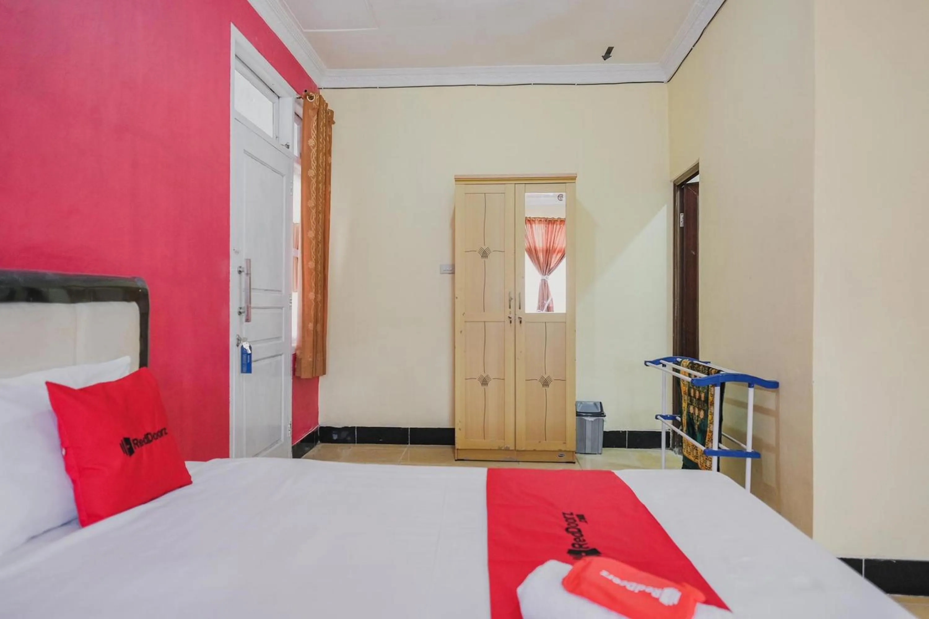 Bed in RedDoorz Syariah near Kebun Raya Liwa