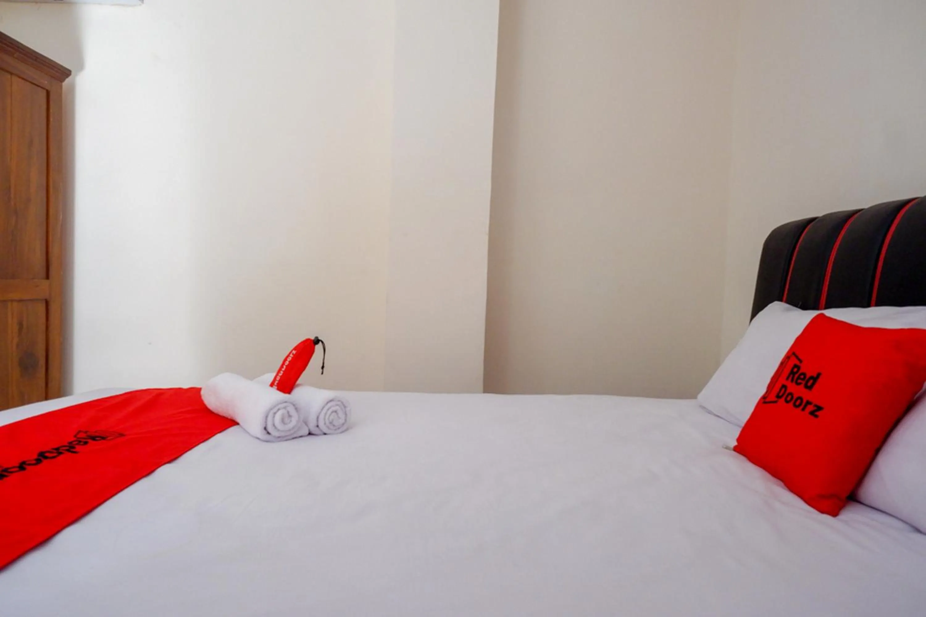 Bedroom, Bed in RedDoorz Syariah near GOR Satria 4