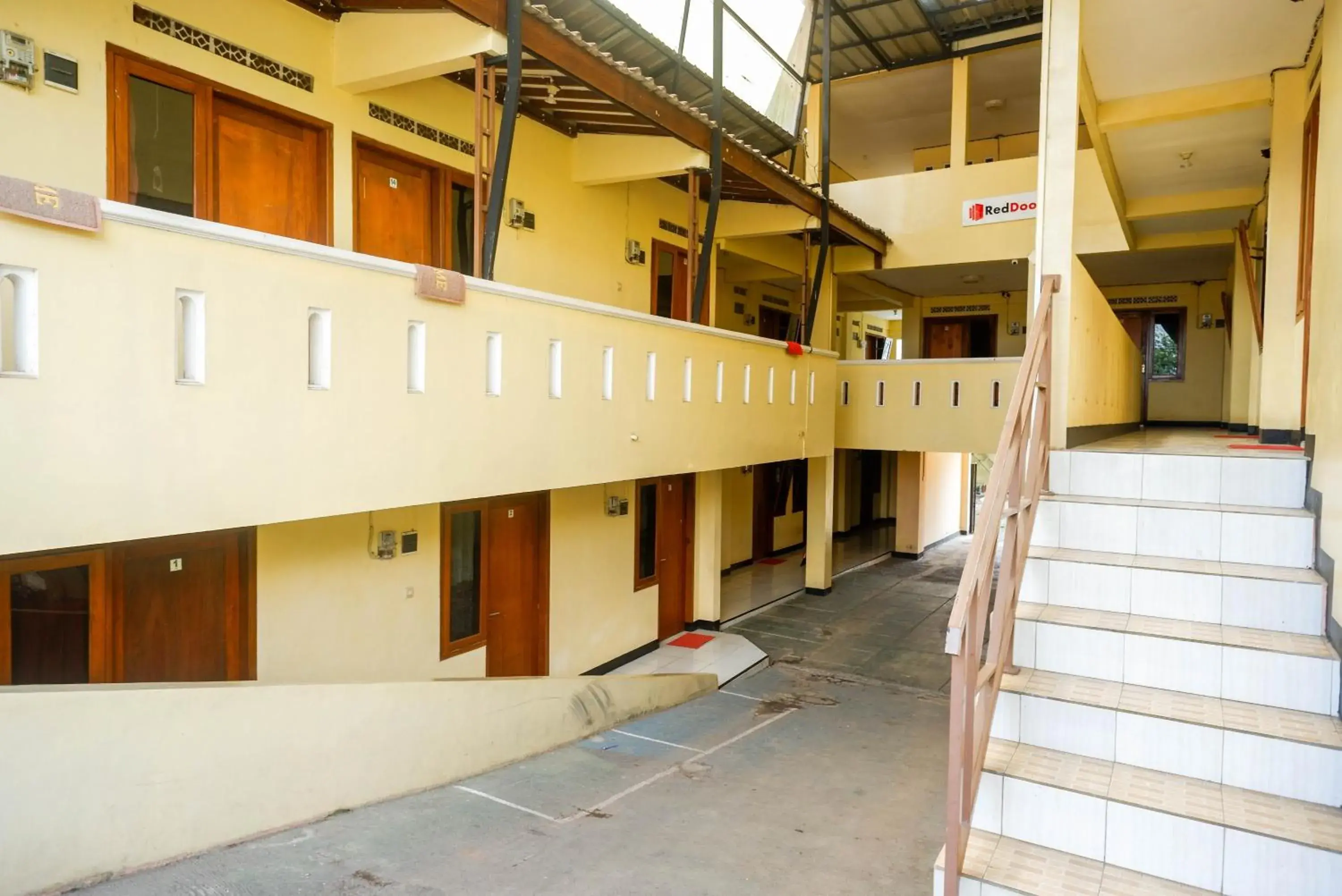 Property building in RedDoorz Syariah near GOR Satria 4 Property building in RedDoorz Syariah near GOR Satria 4