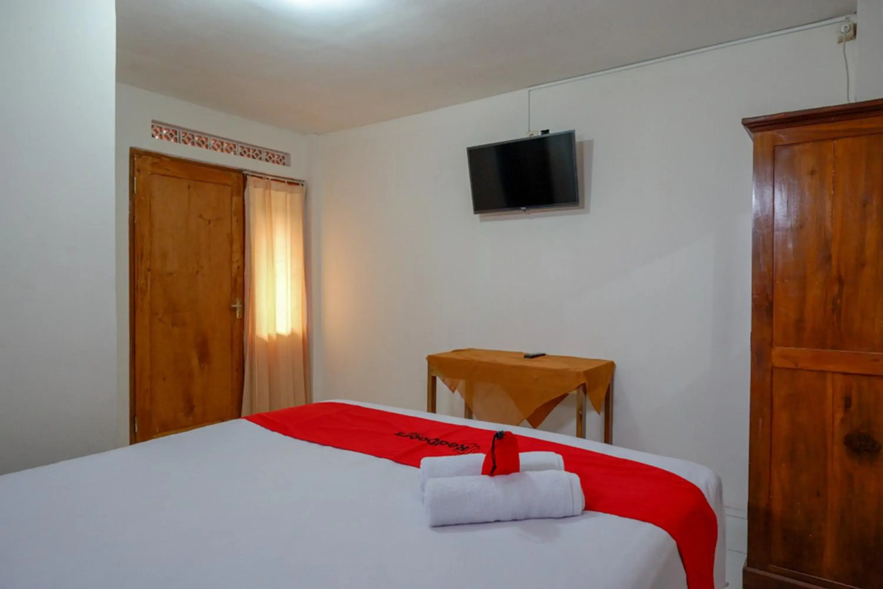 Double Room in RedDoorz Syariah near GOR Satria 4 Double Room in RedDoorz Syariah near GOR Satria 4